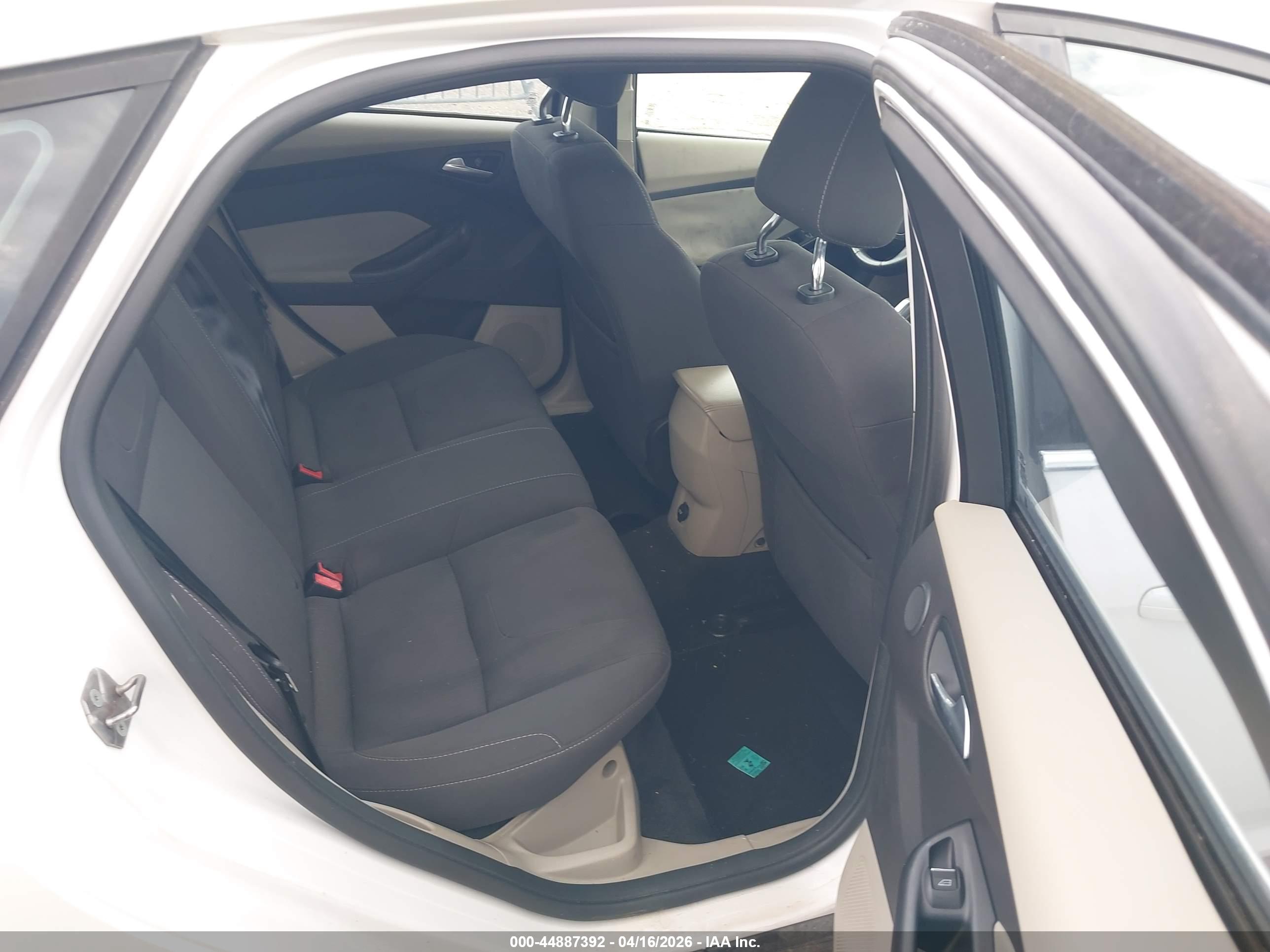 FORD FOCUS image 8