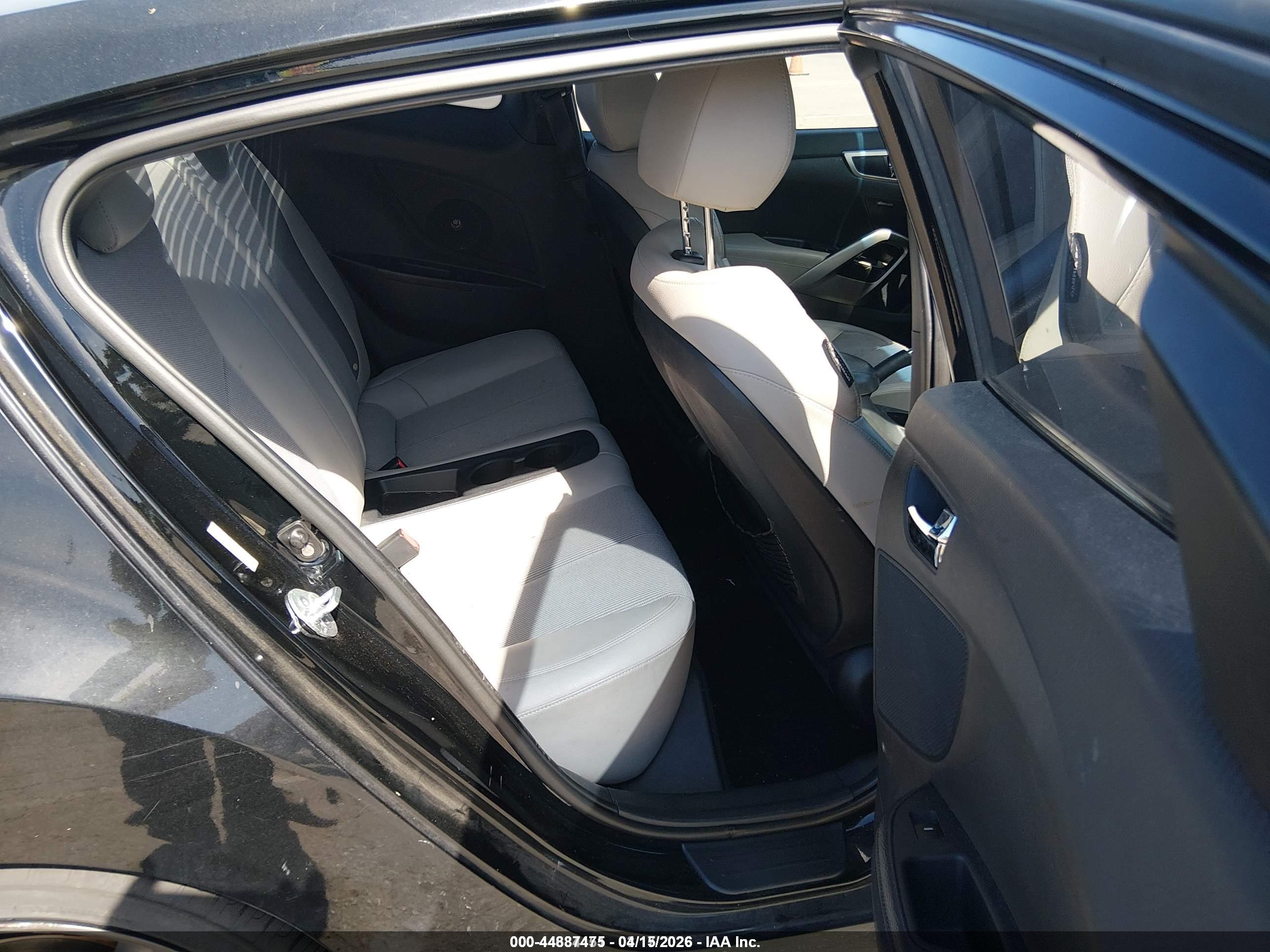 HYUNDAI VELOSTER image 8