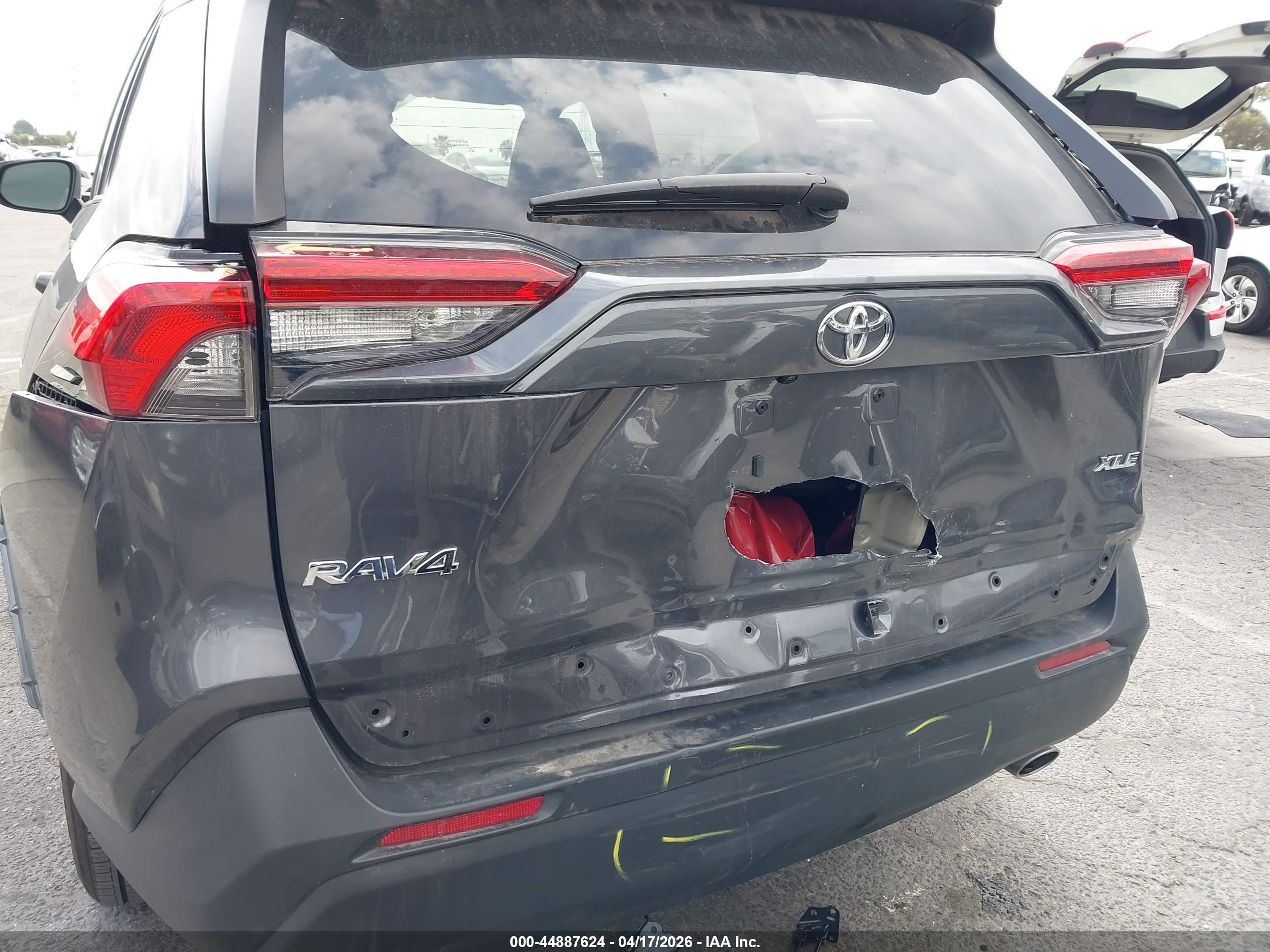 TOYOTA RAV4 image 6