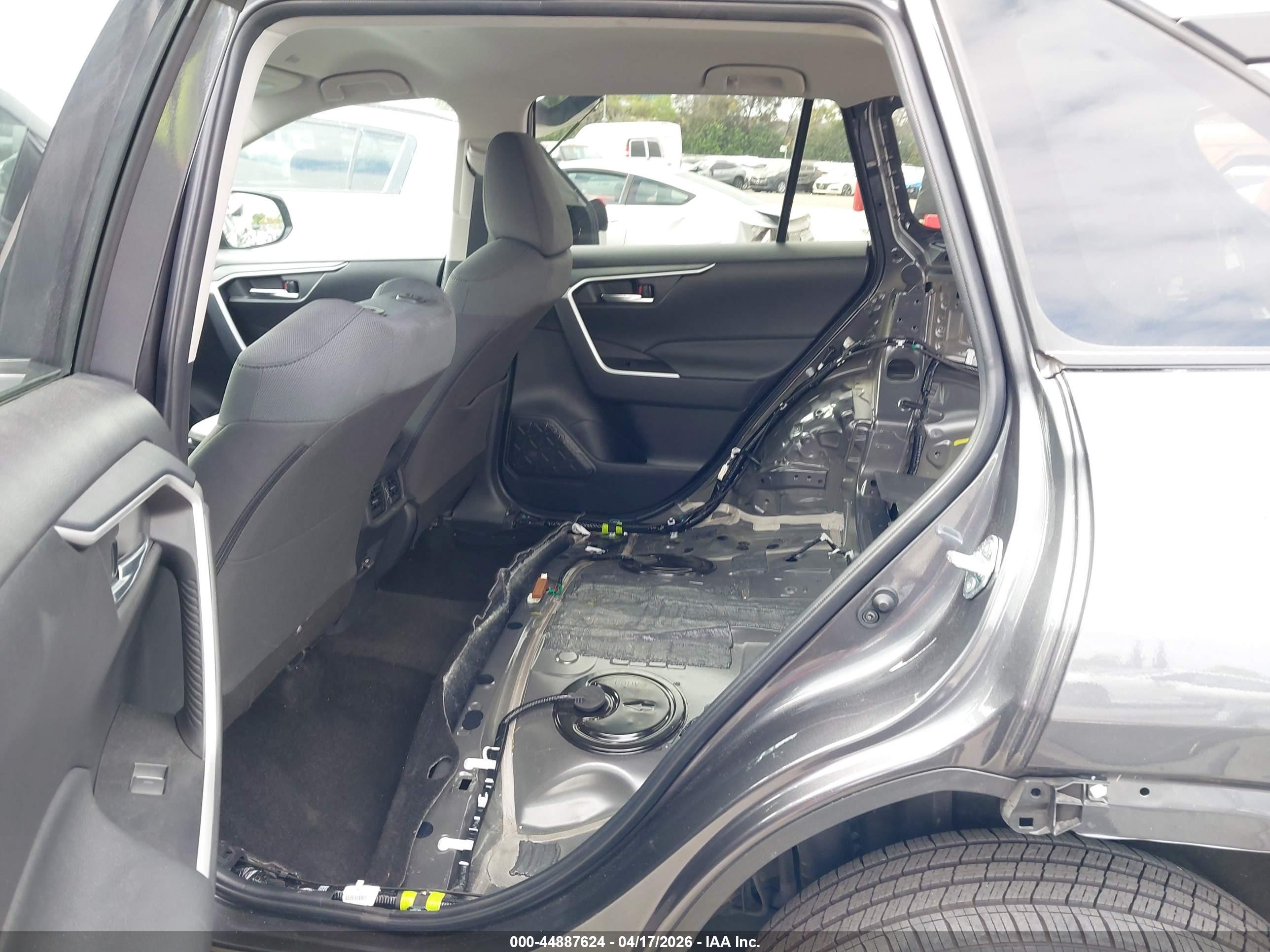TOYOTA RAV4 image 8