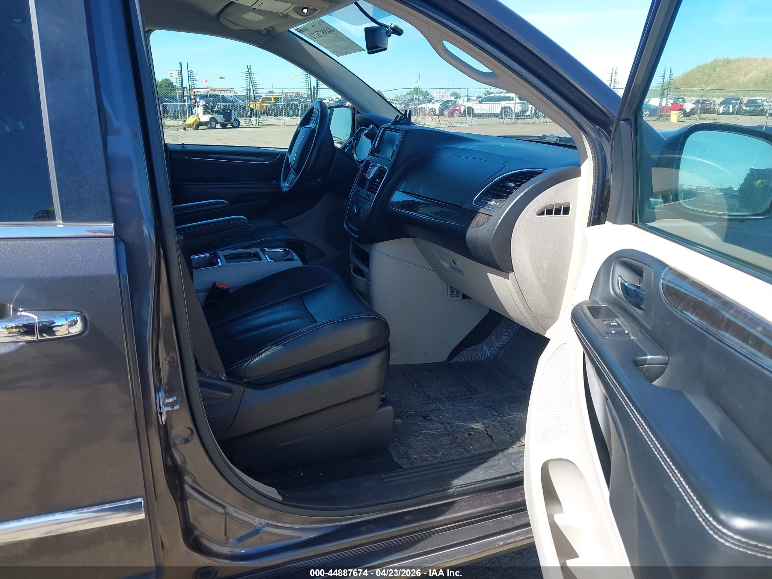 CHRYSLER TOWN image 5