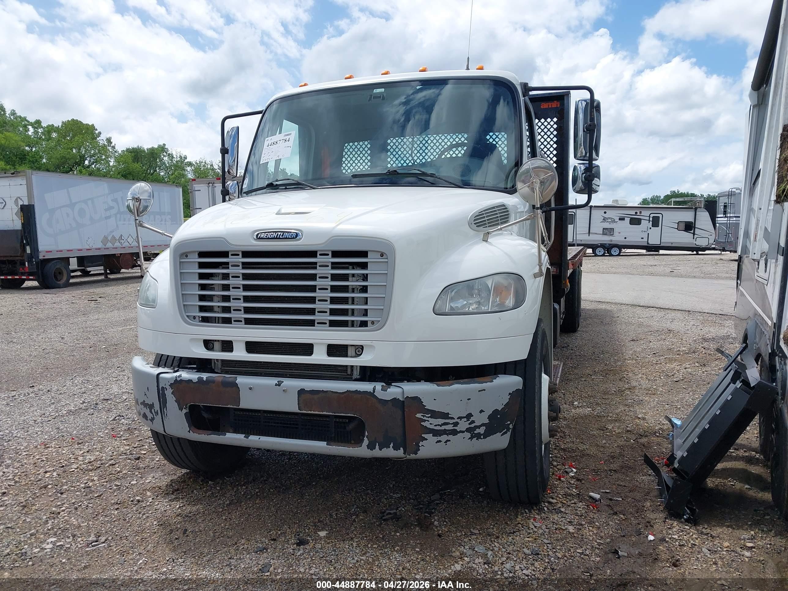 FREIGHTLINER M2 image 2