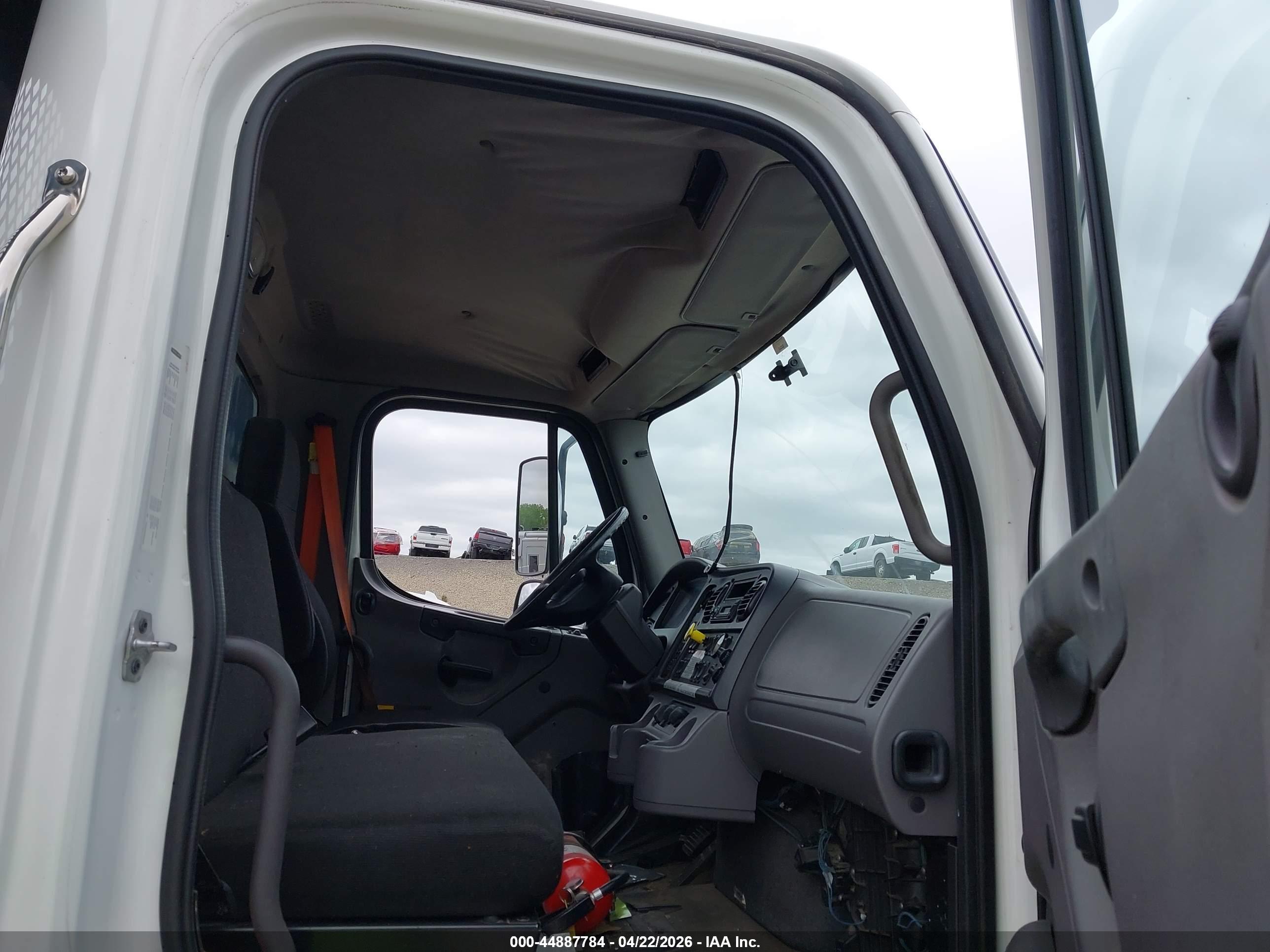 FREIGHTLINER M2 image 5