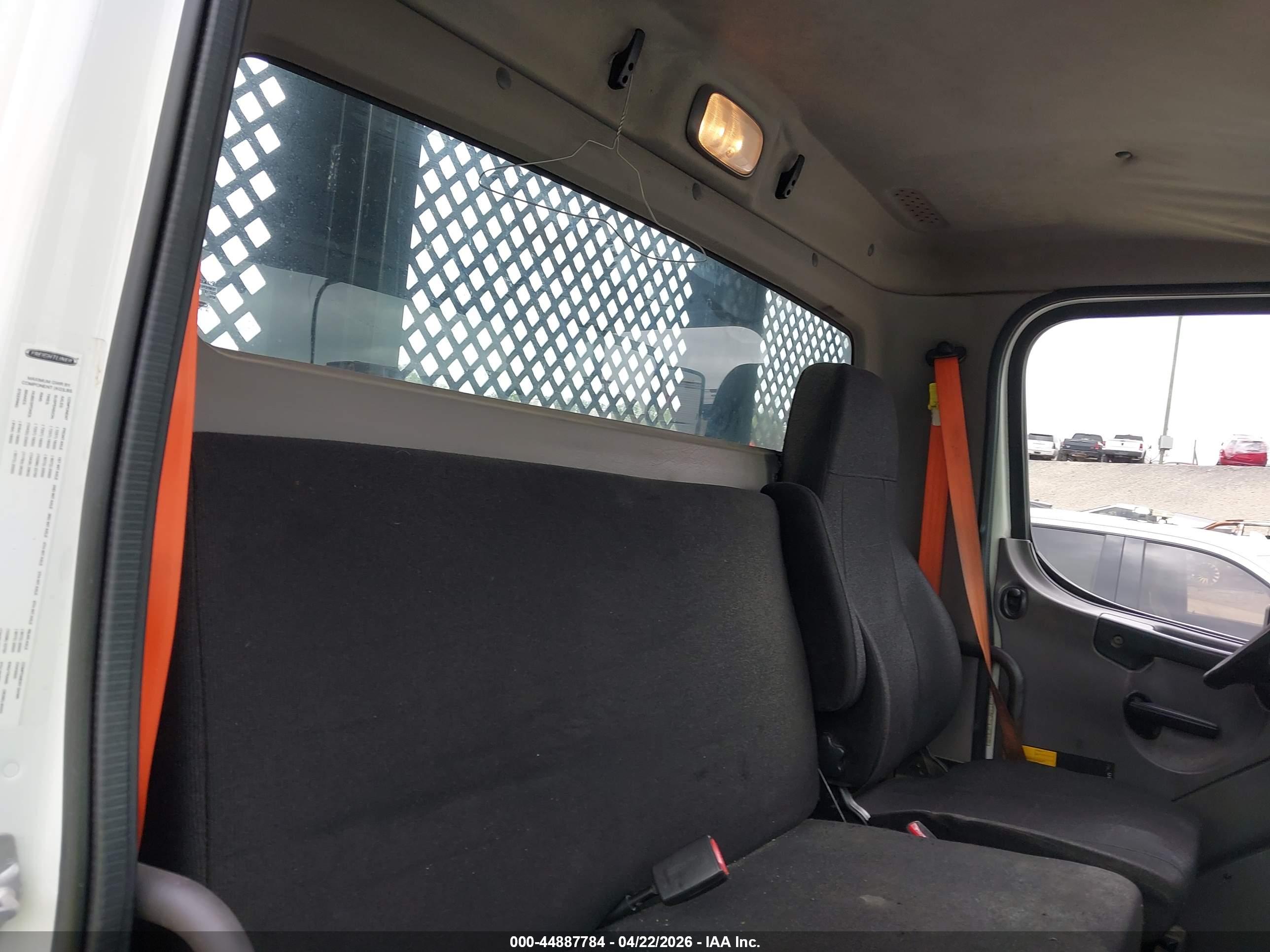 FREIGHTLINER M2 image 8