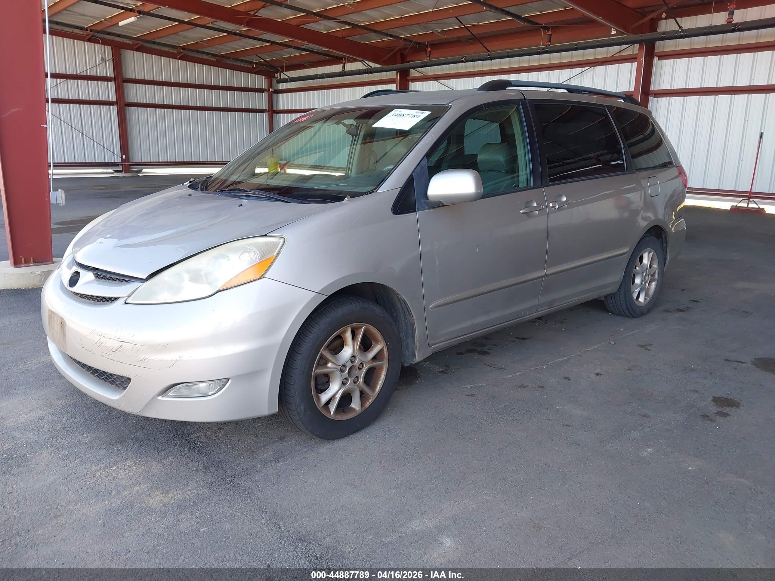 TOYOTA SIENNA image 2