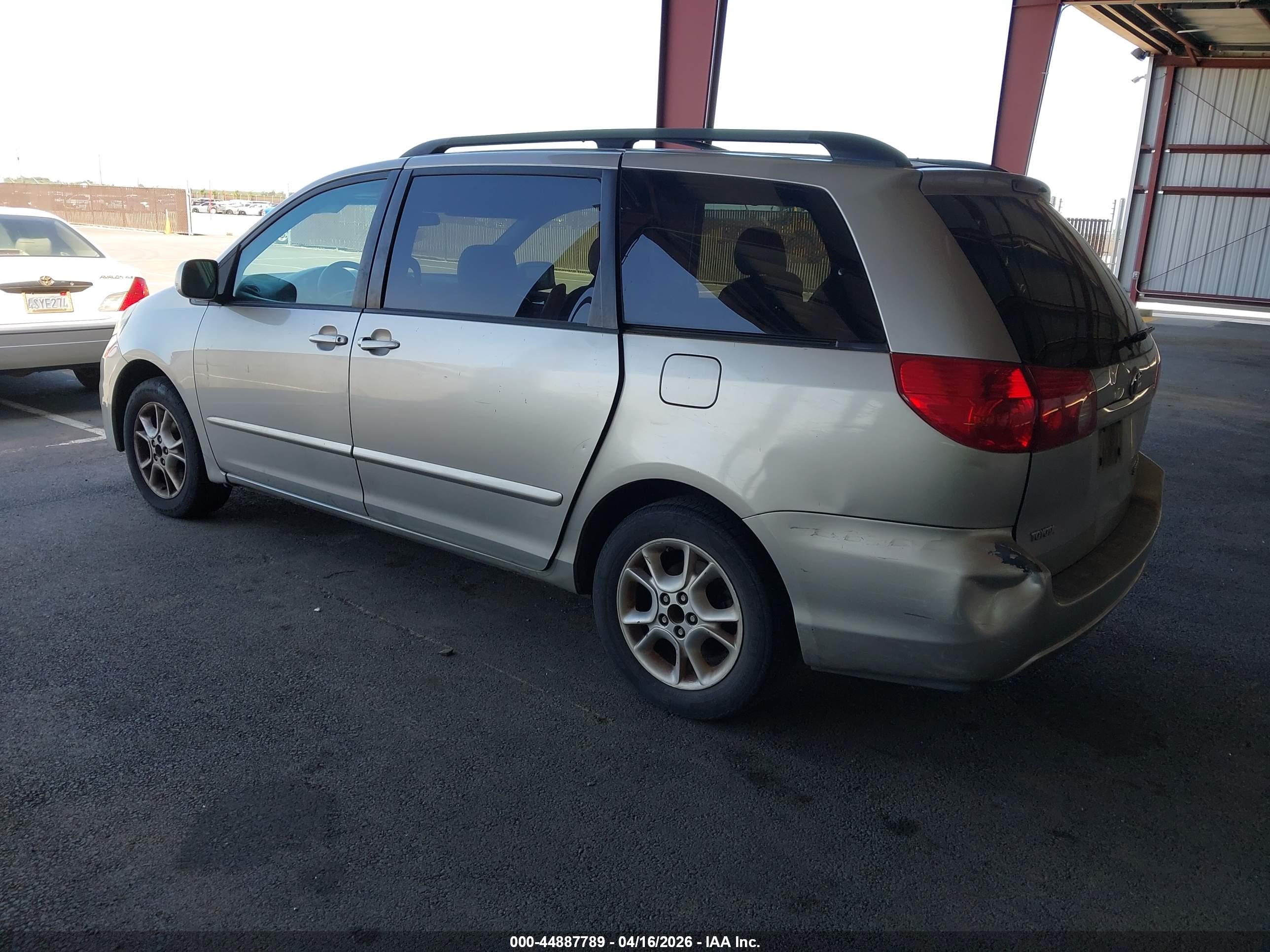 TOYOTA SIENNA image 3