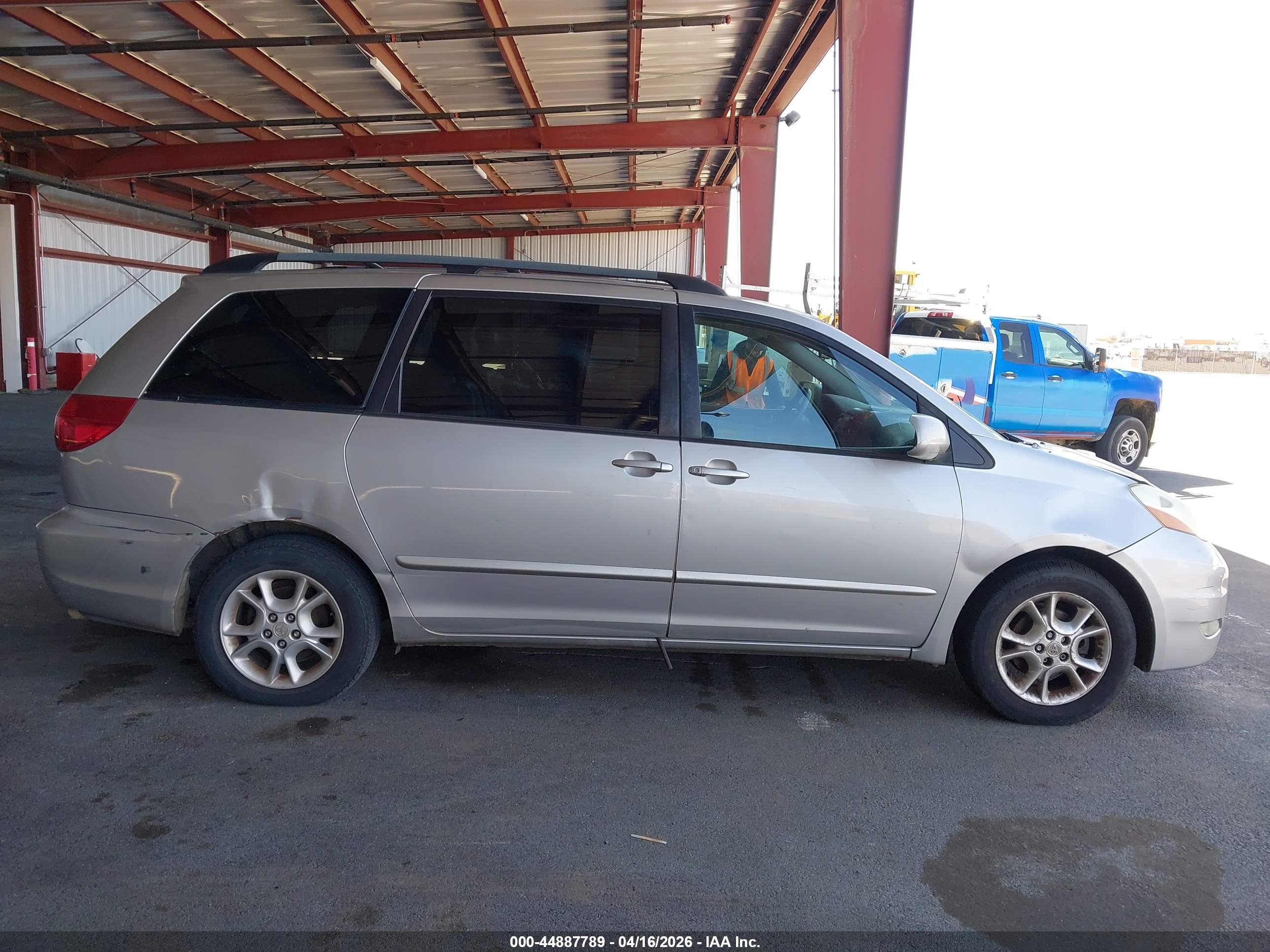TOYOTA SIENNA image 6