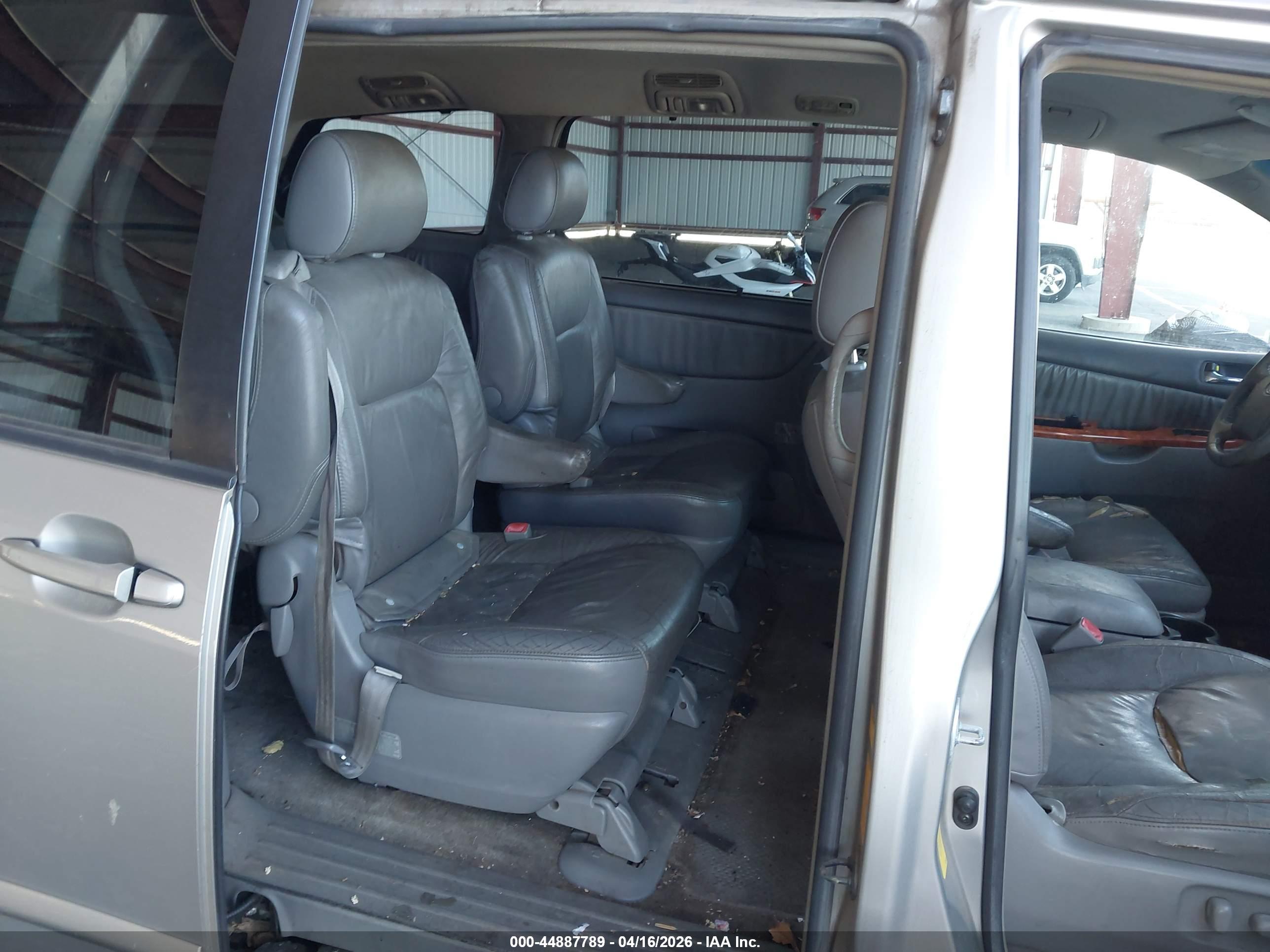 TOYOTA SIENNA image 8