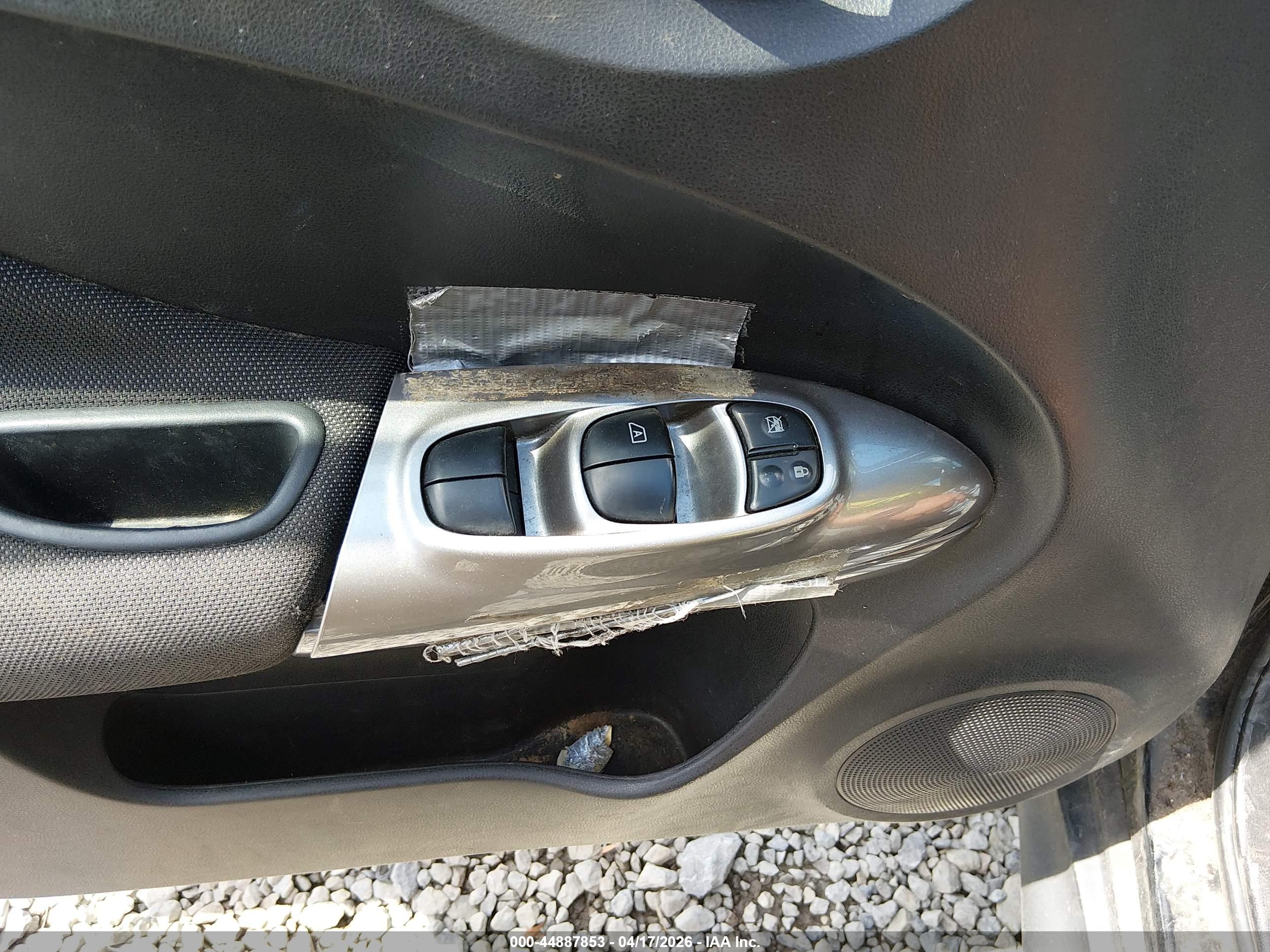 NISSAN JUKE image 6