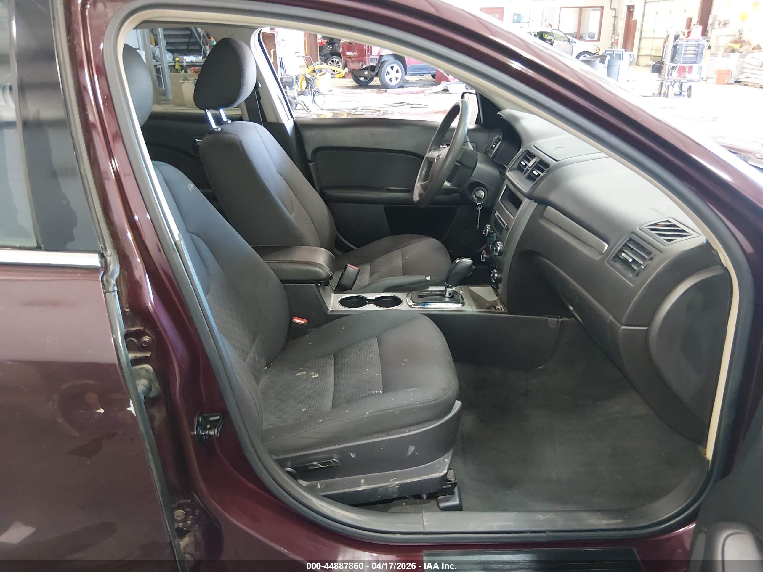 FORD FUSION image 5