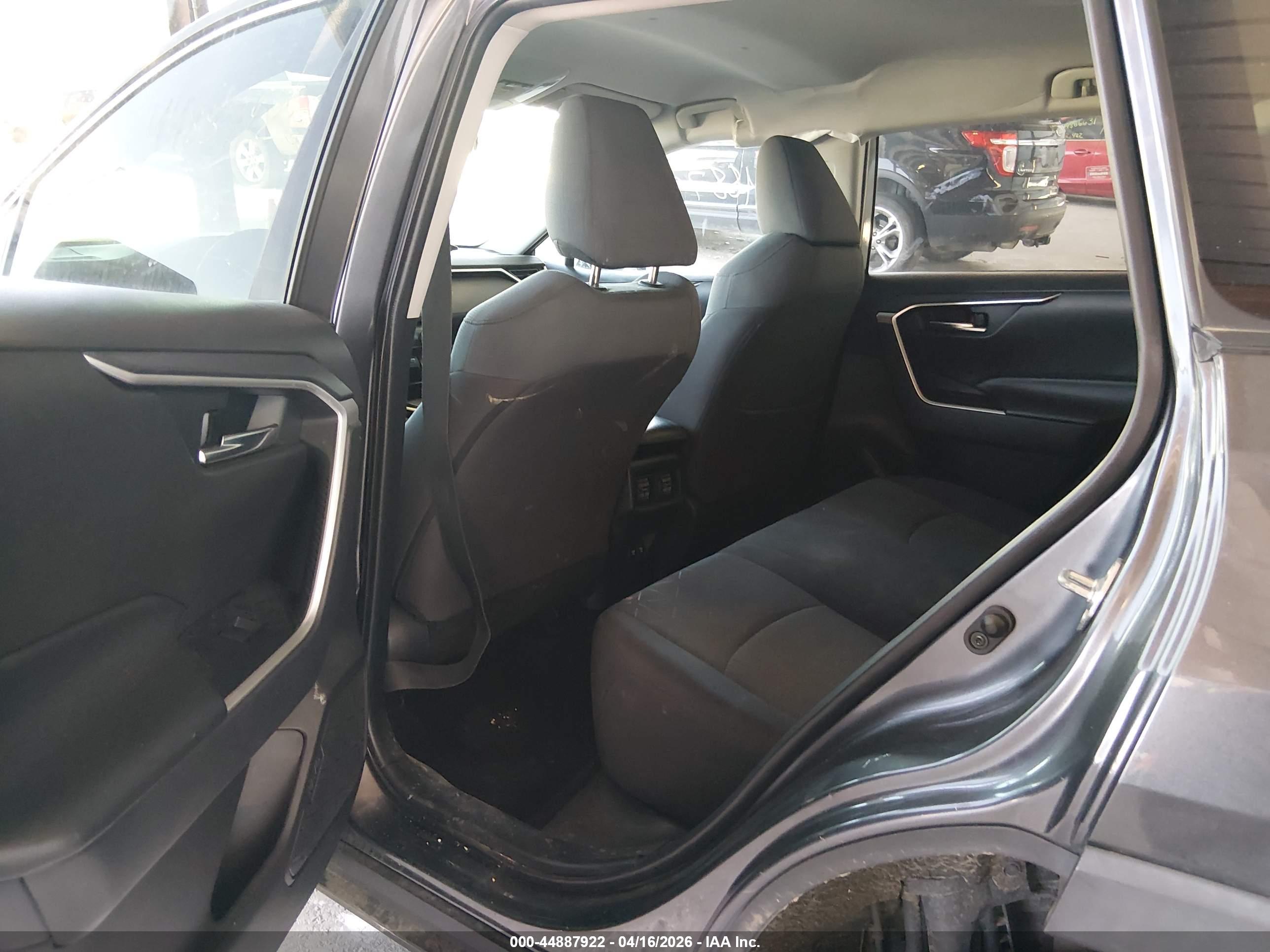 TOYOTA RAV4 image 8