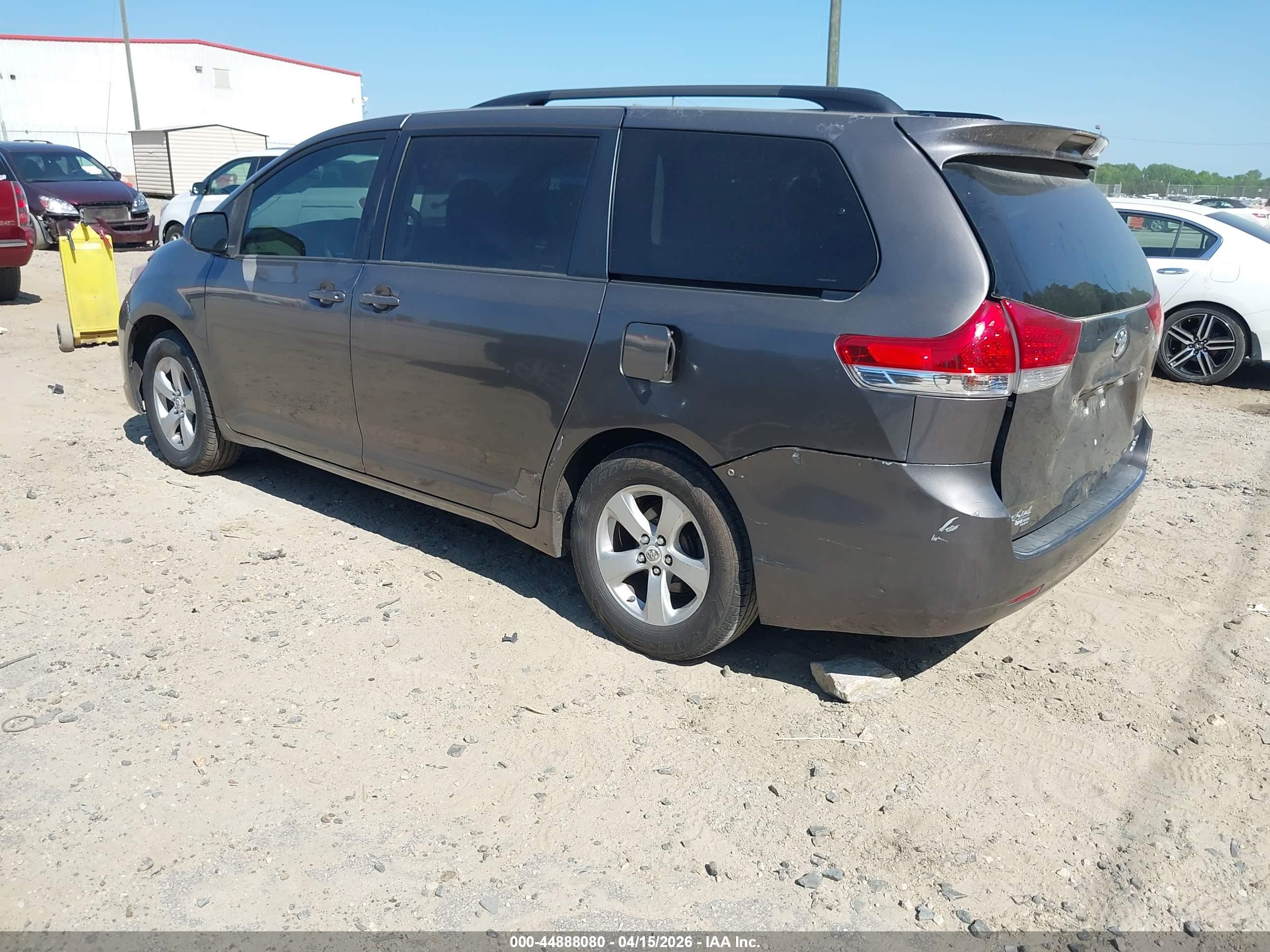 TOYOTA SIENNA image 3
