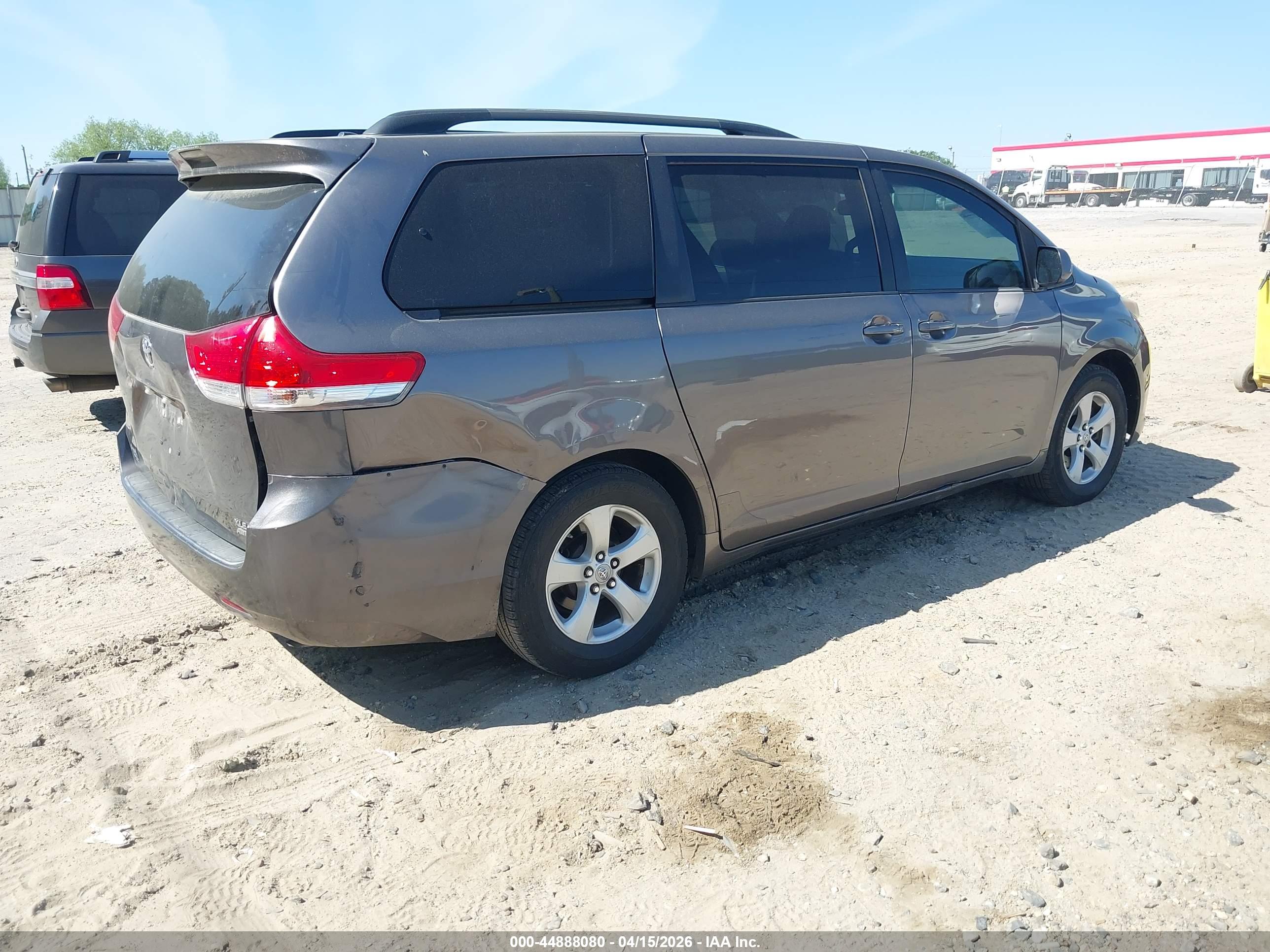TOYOTA SIENNA image 4