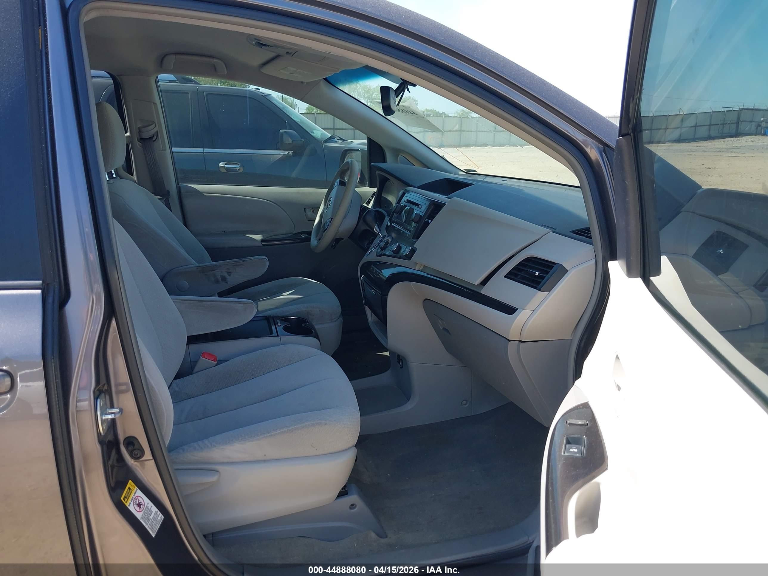 TOYOTA SIENNA image 5