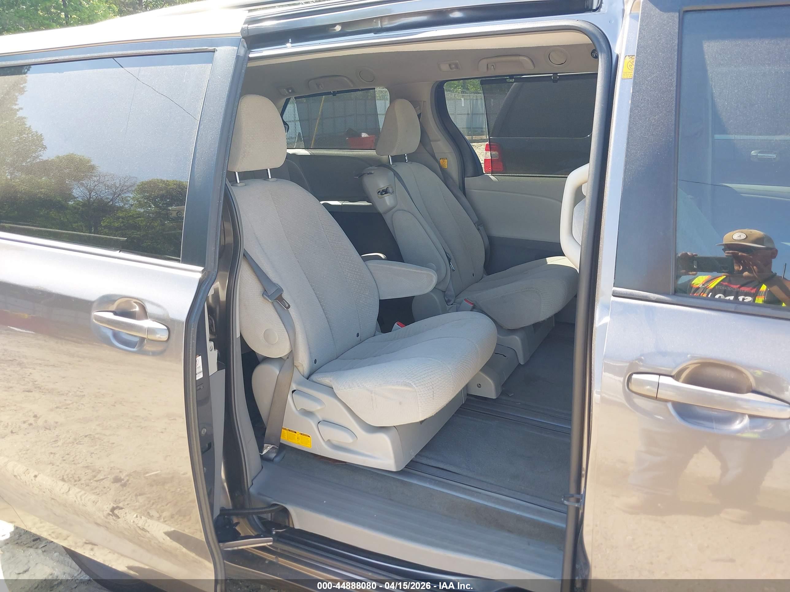 TOYOTA SIENNA image 8