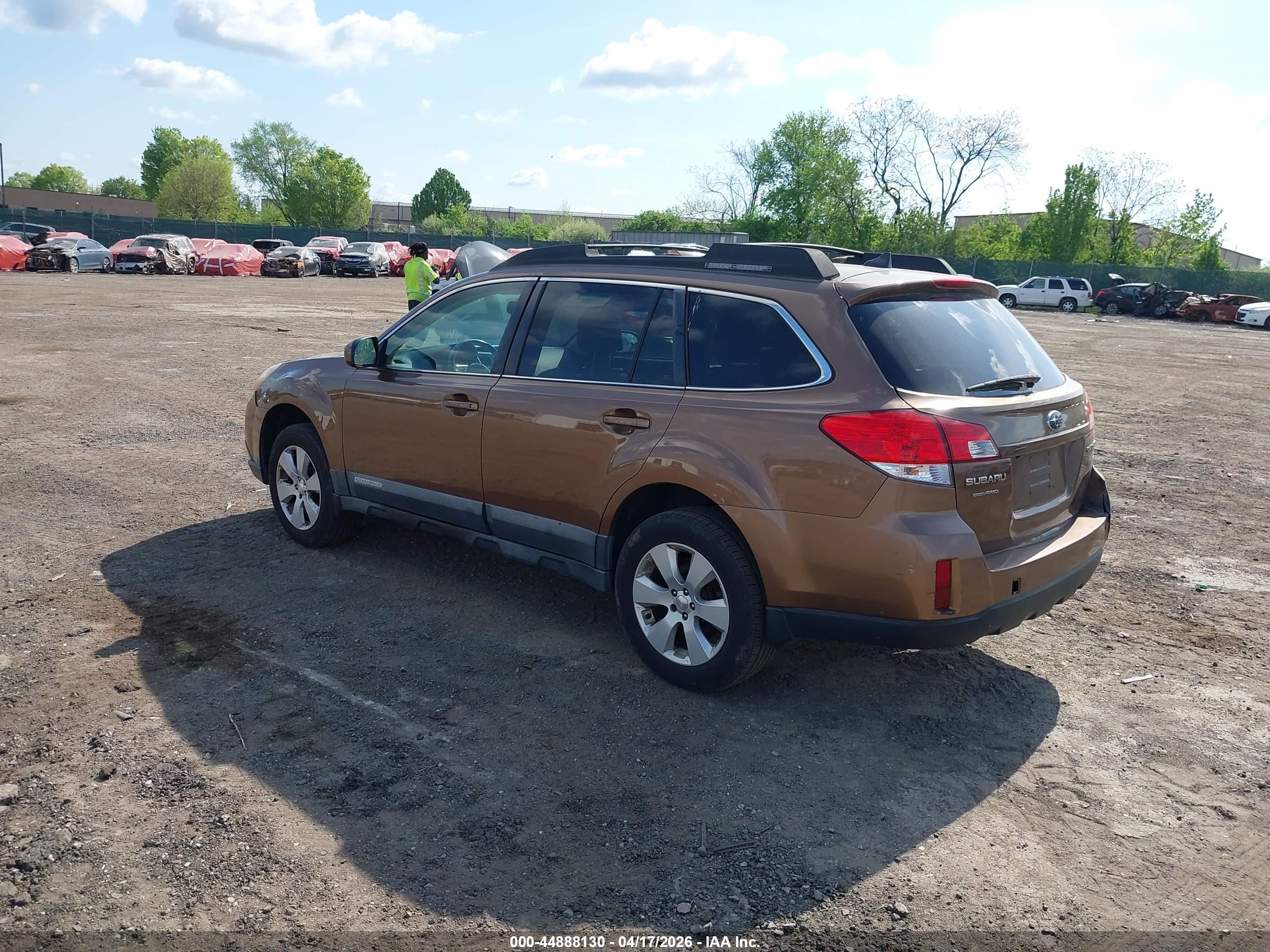 SUBARU OUTBACK image 3