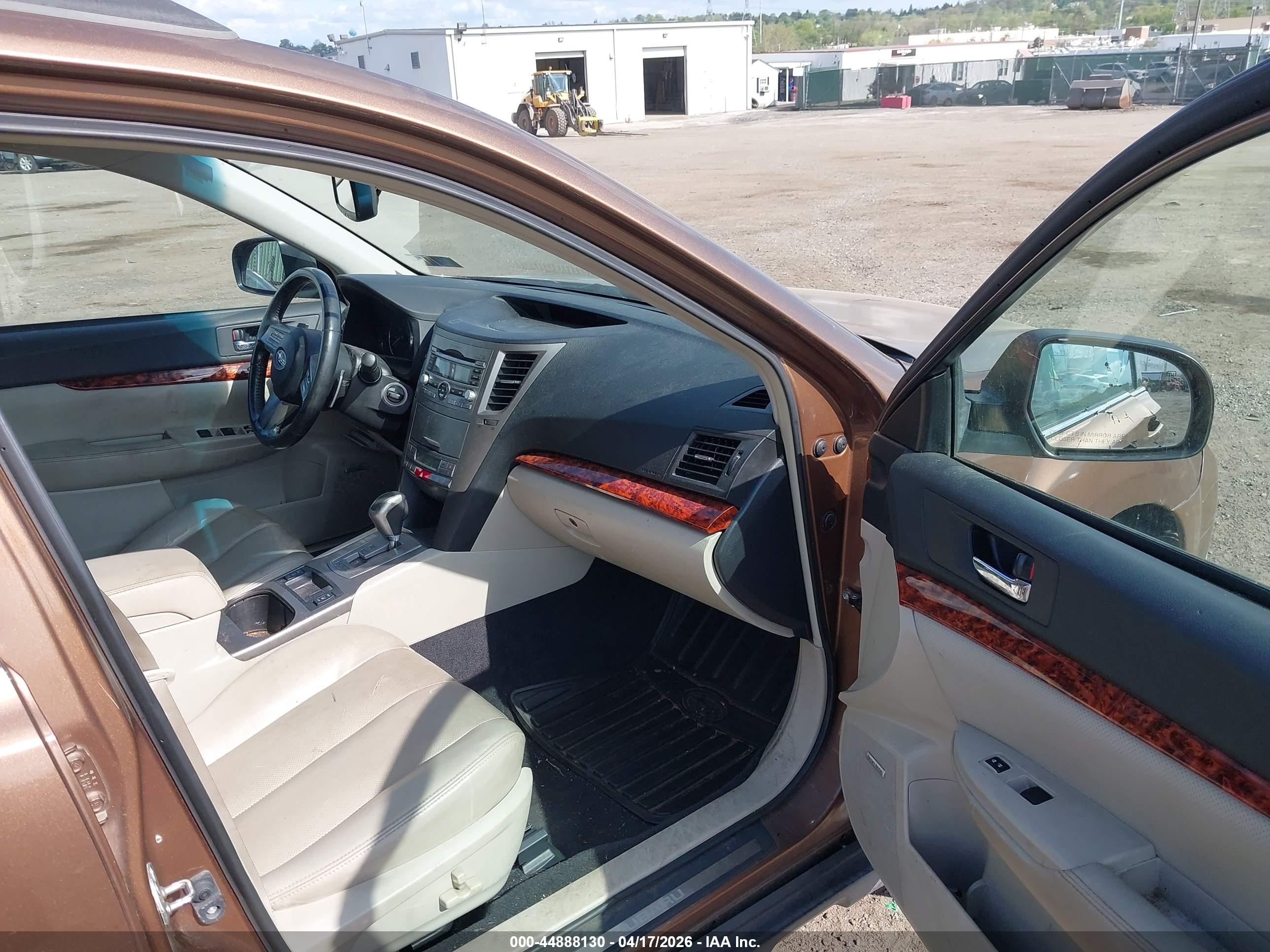 SUBARU OUTBACK image 5