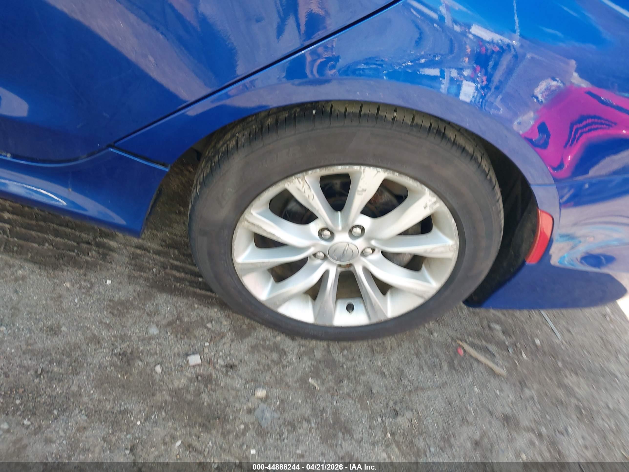 CHRYSLER 200 image 6