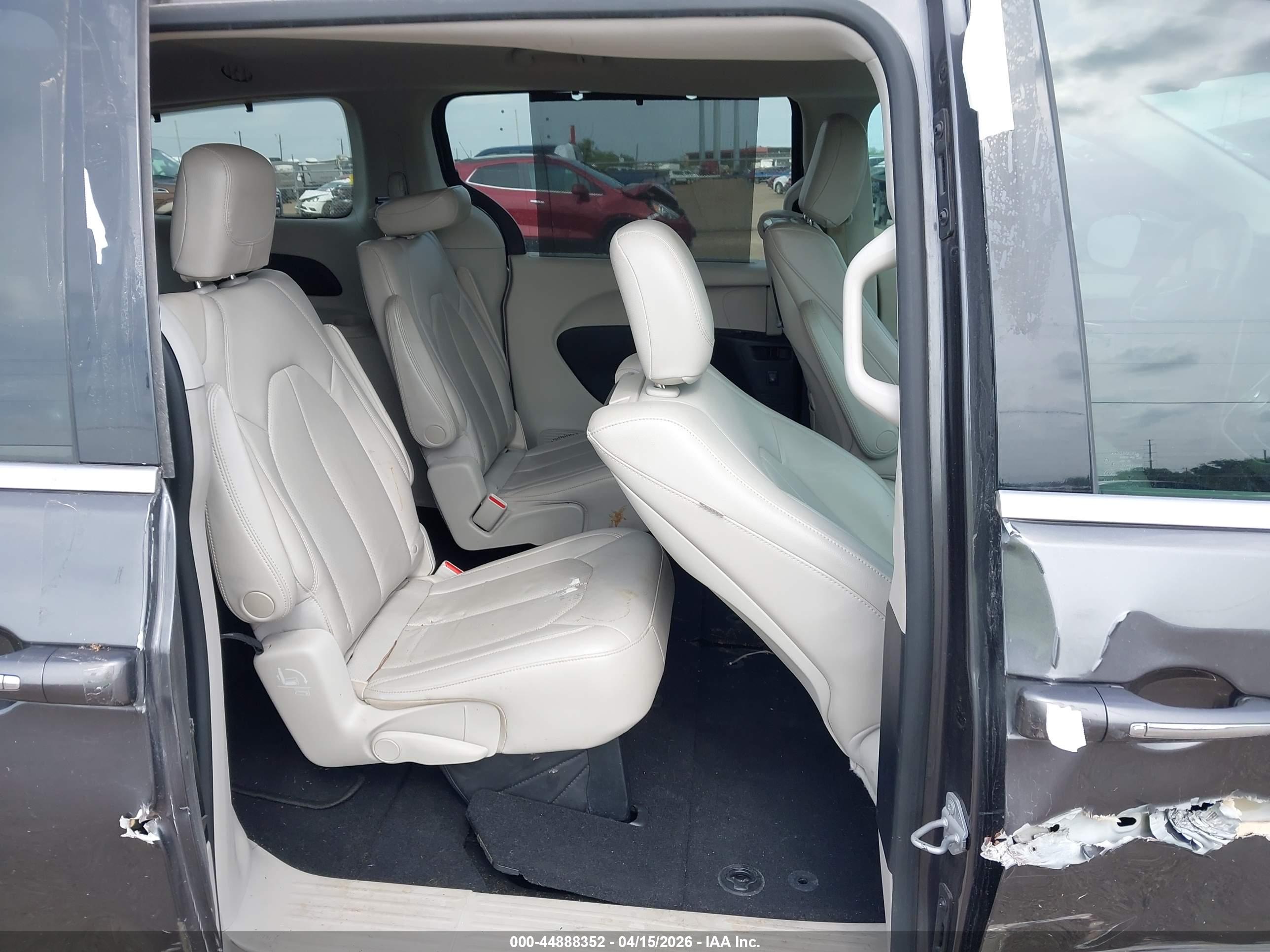 CHRYSLER PACIFICA image 8