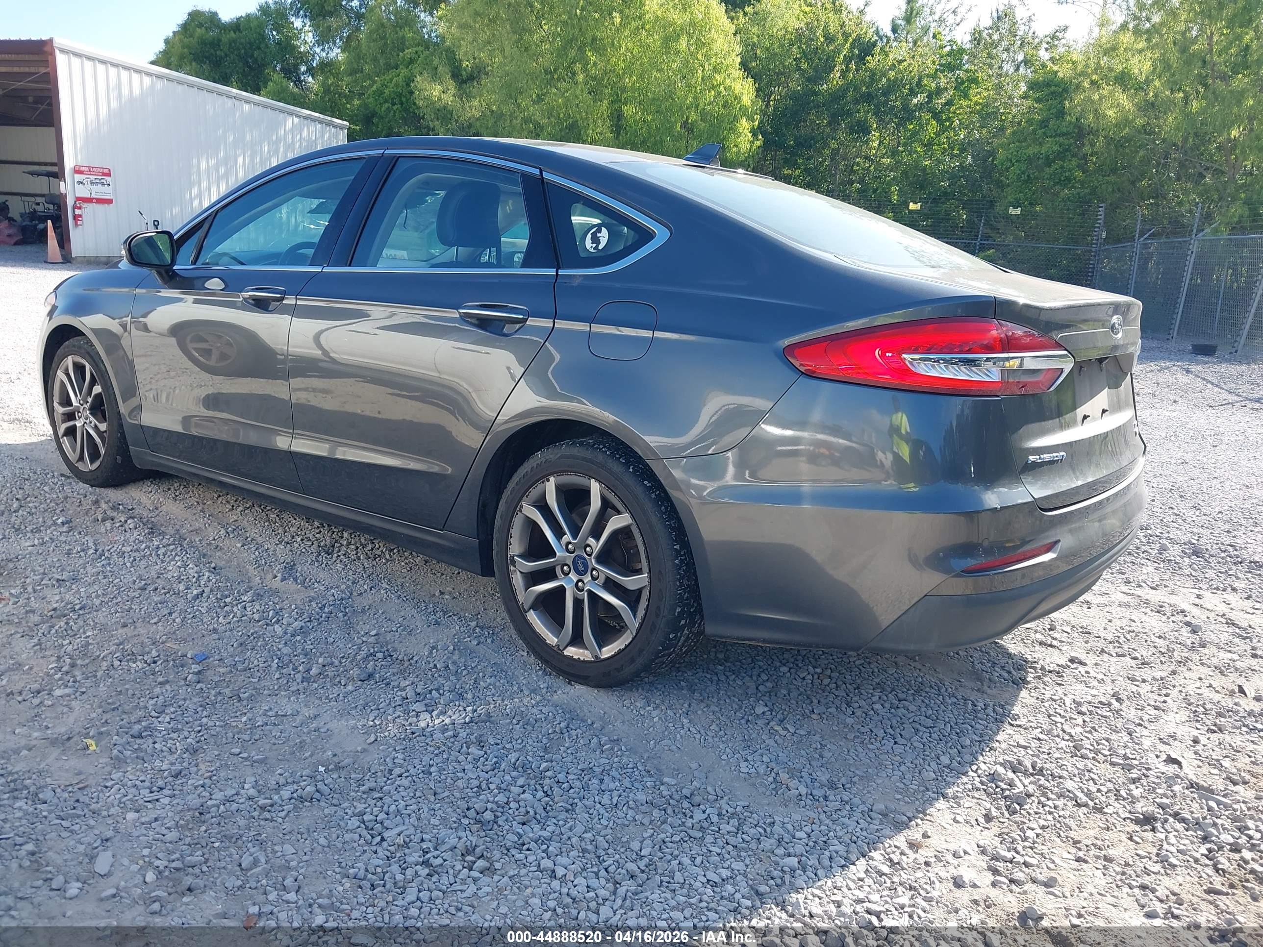 FORD FUSION image 3