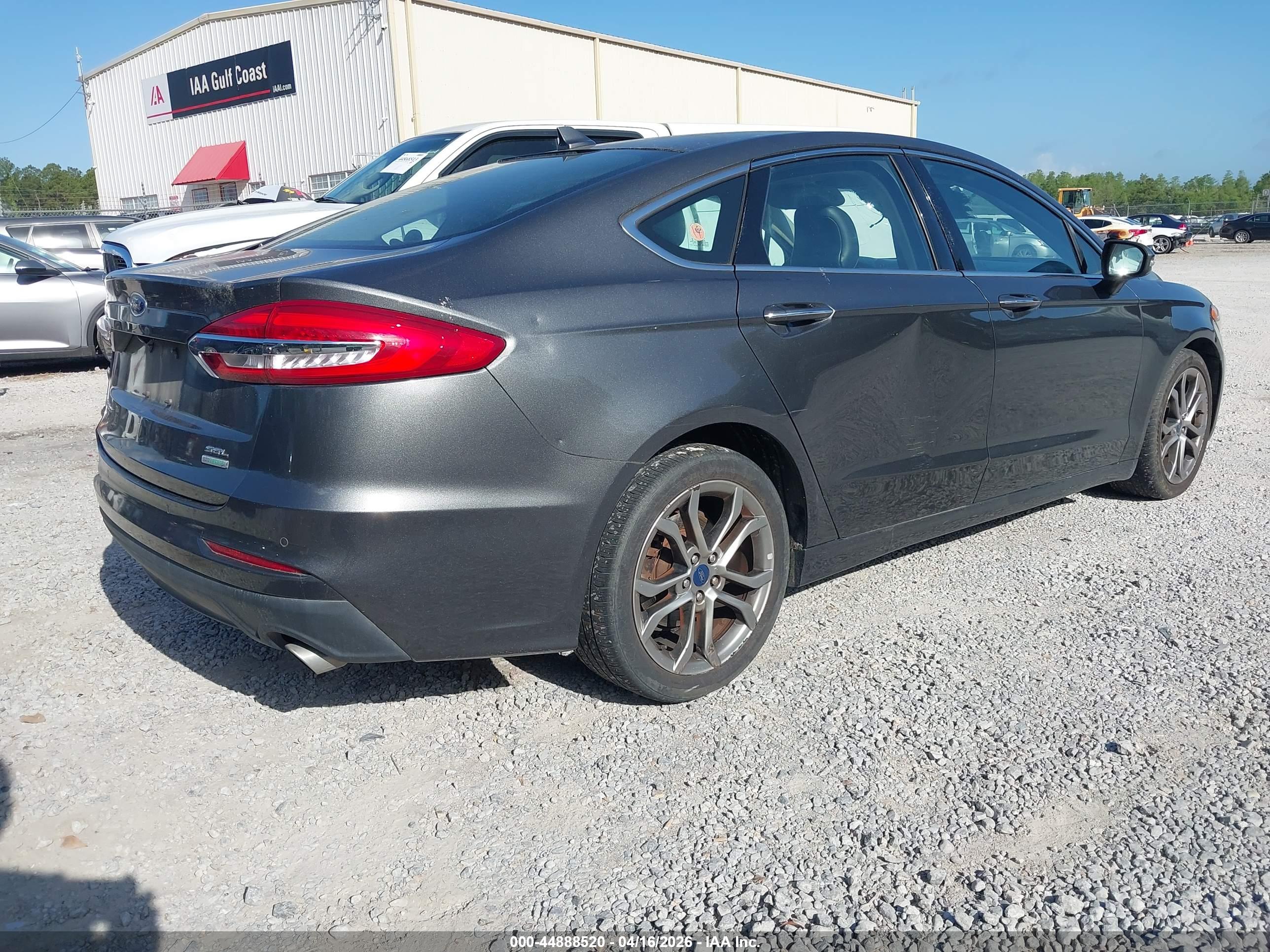 FORD FUSION image 4