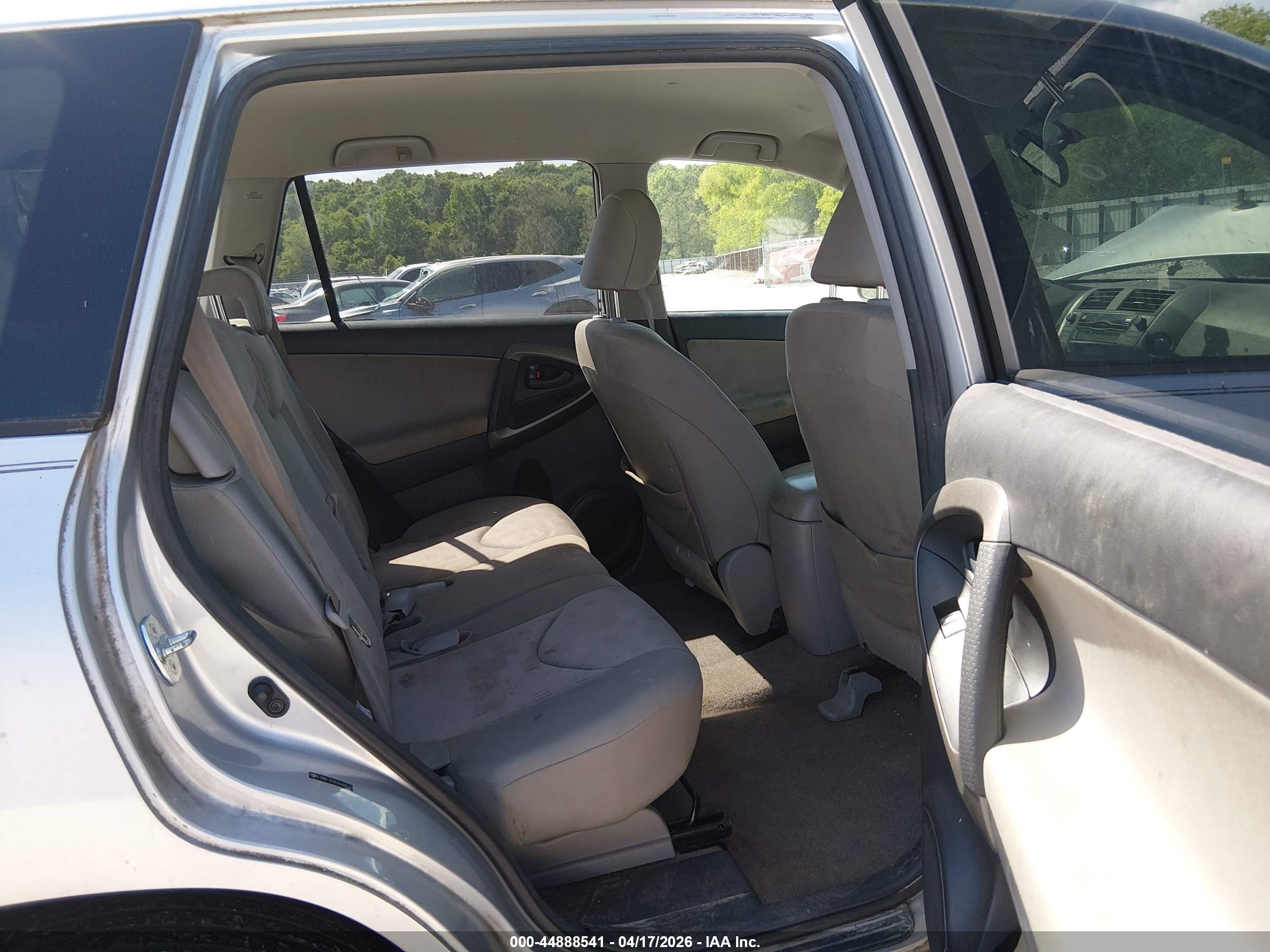 TOYOTA RAV4 image 8