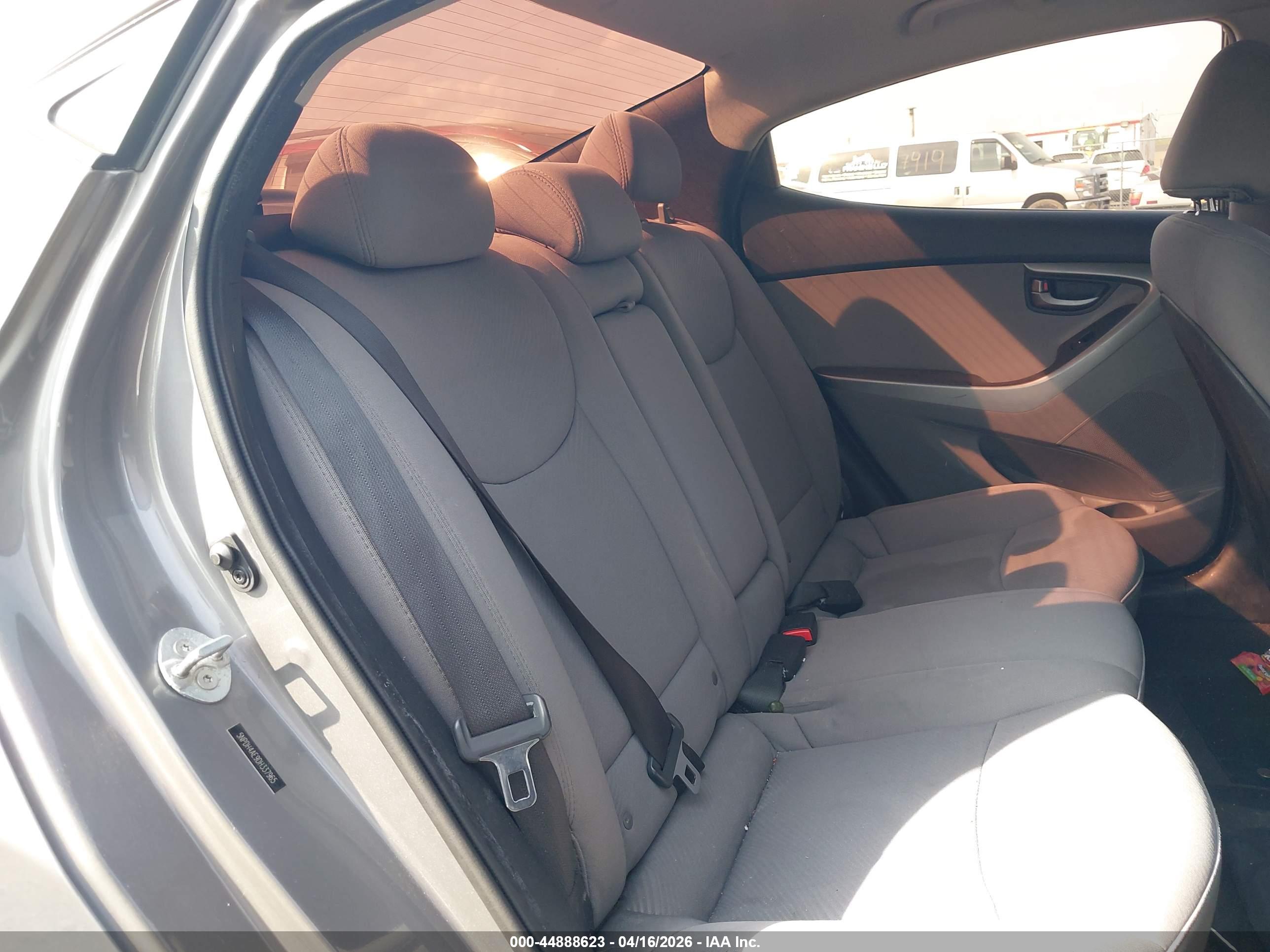 HYUNDAI ELANTRA image 8