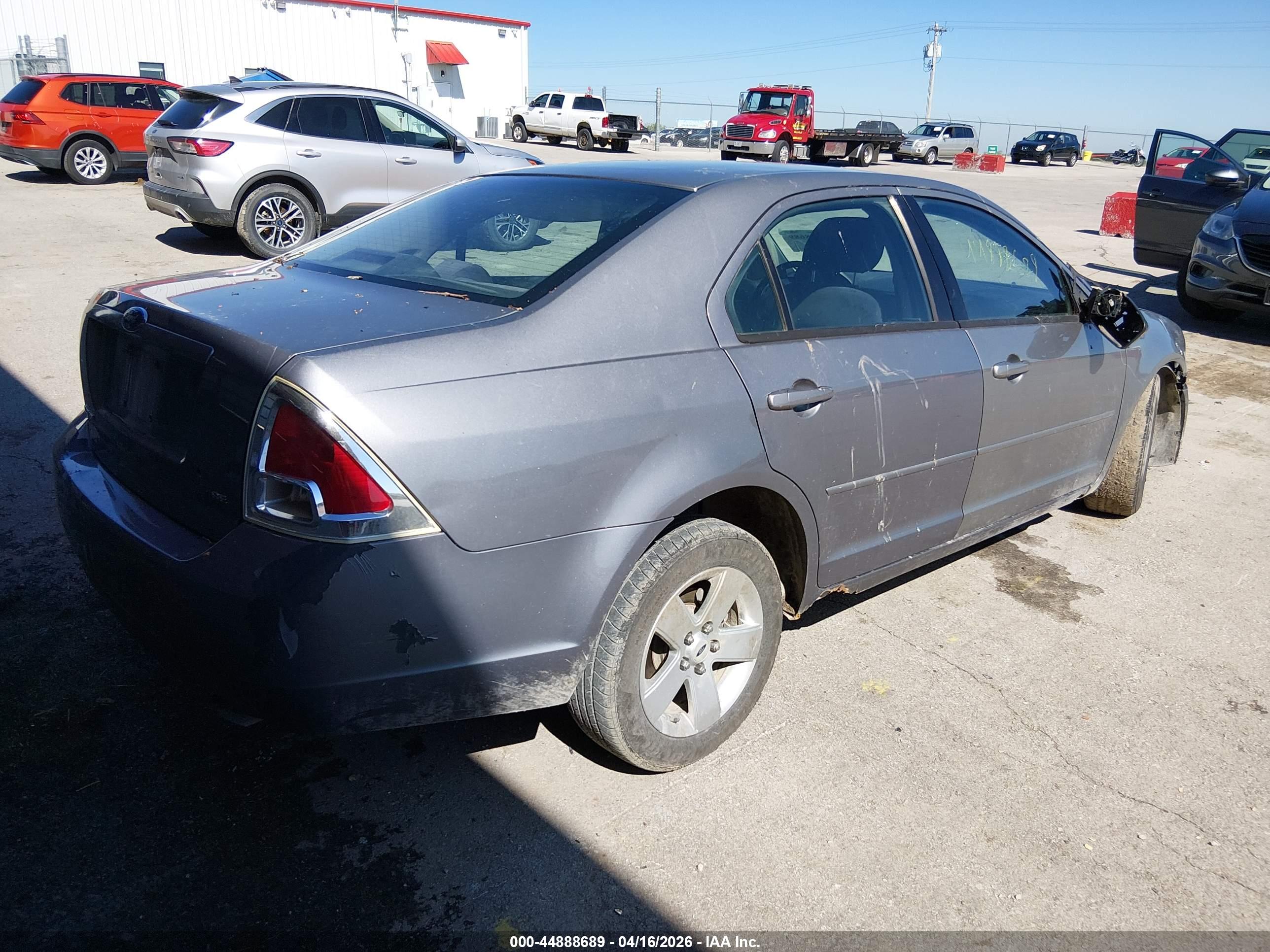 FORD FUSION image 4