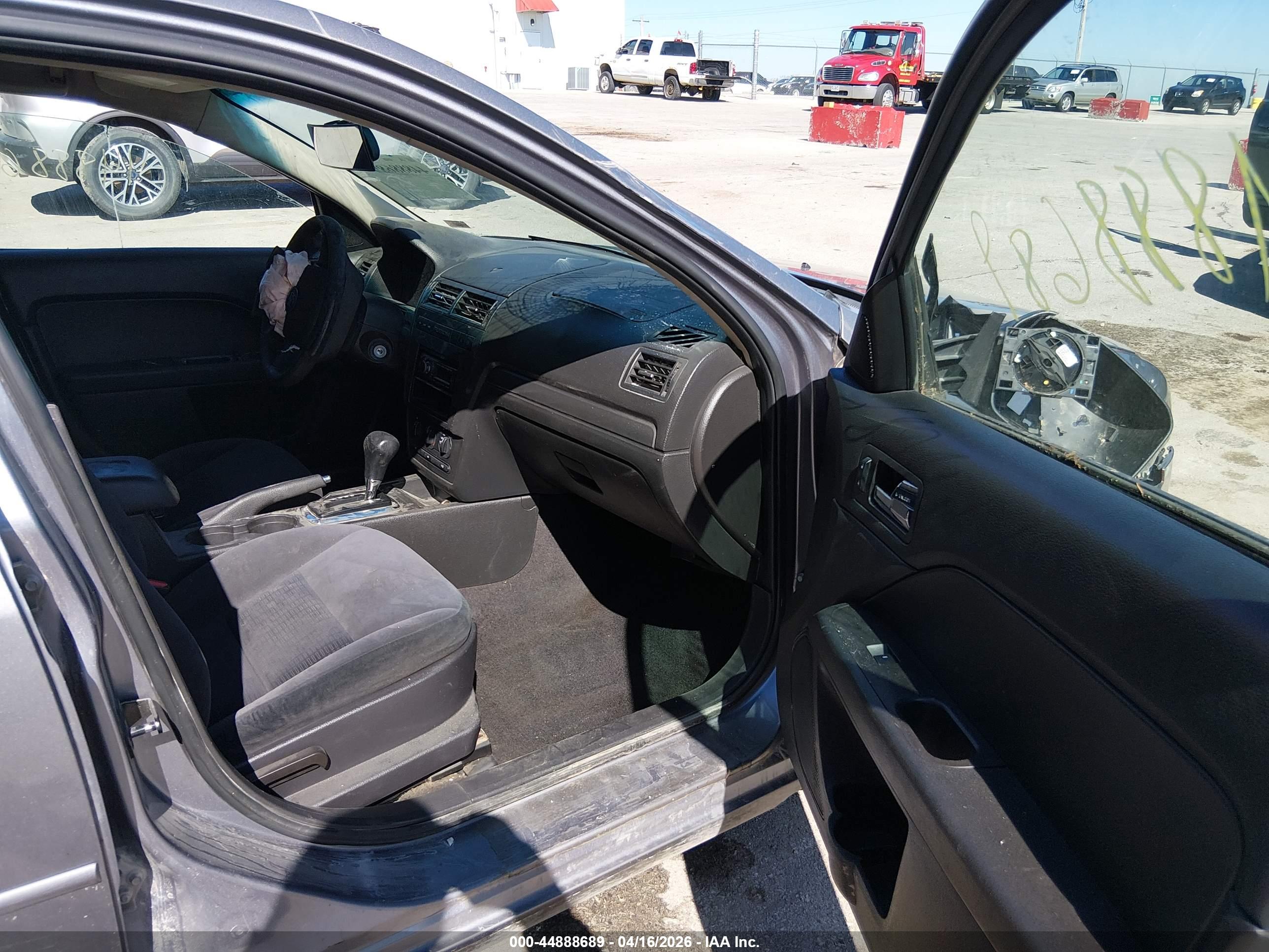 FORD FUSION image 5