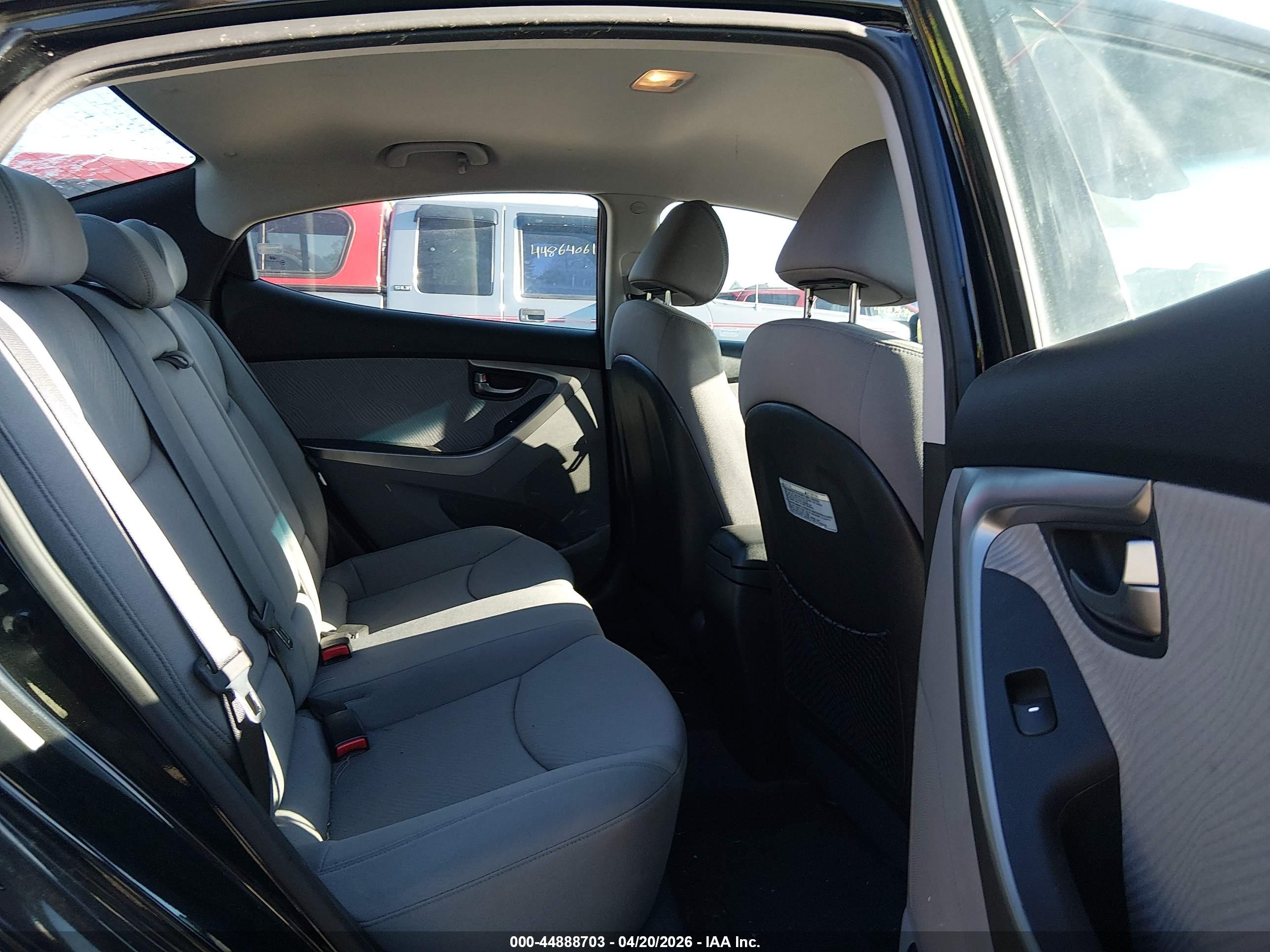 HYUNDAI ELANTRA image 8