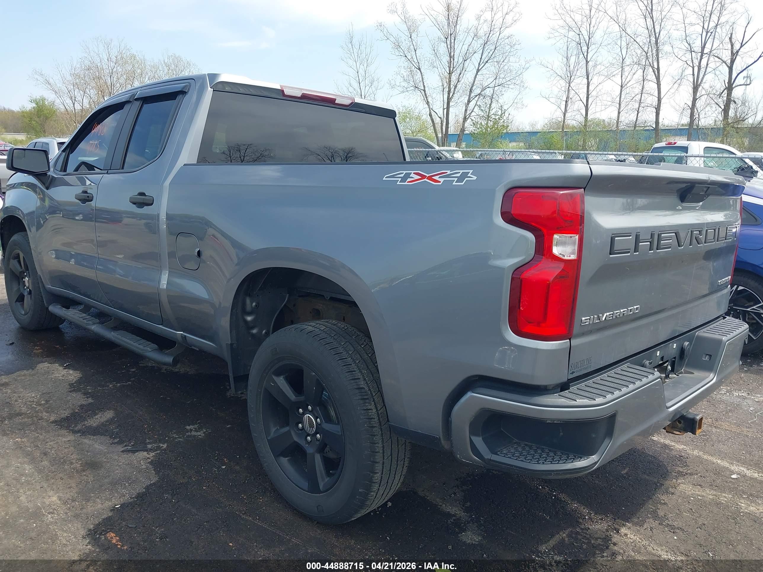 CHEVROLET SILVERADO image 3