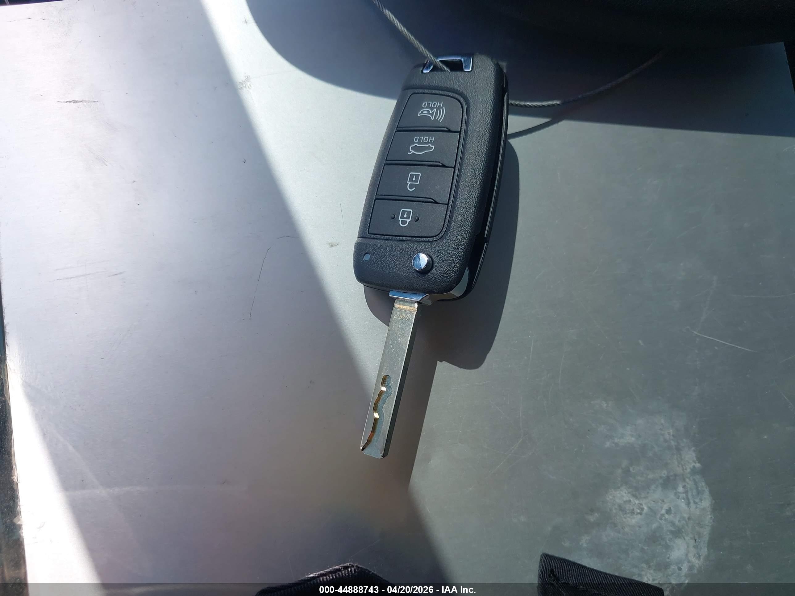HYUNDAI ELANTRA image 11