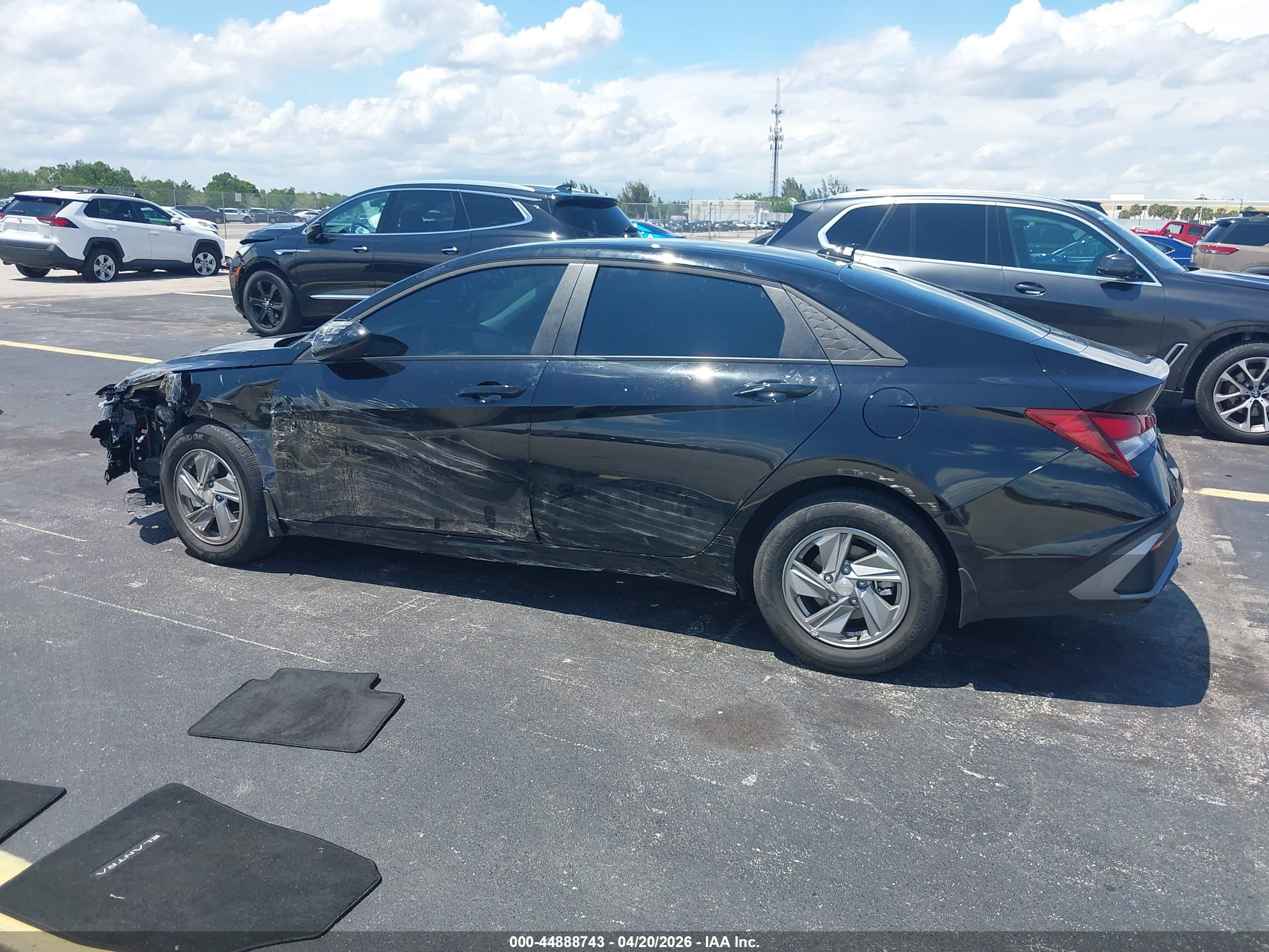 HYUNDAI ELANTRA image 3