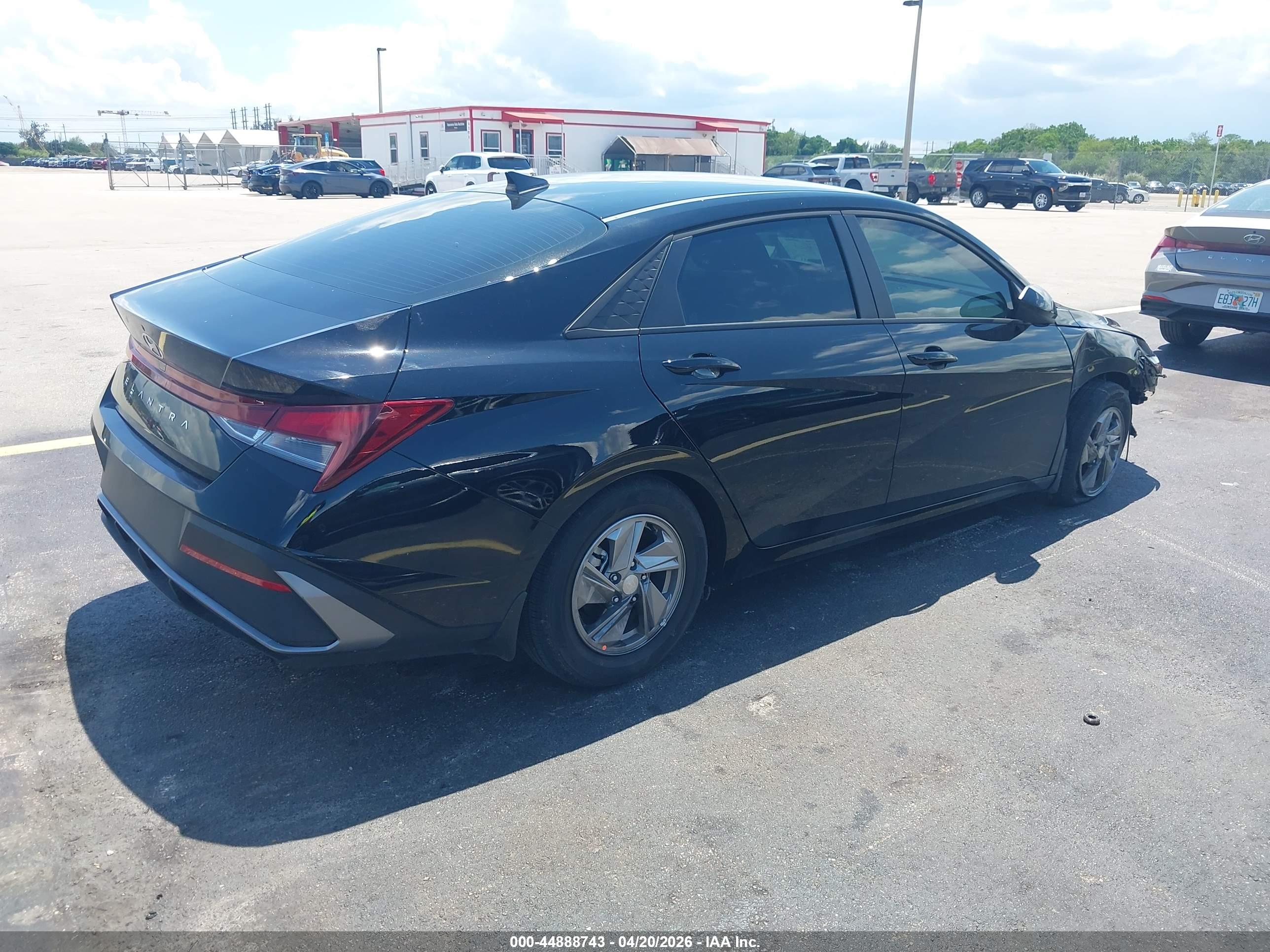 HYUNDAI ELANTRA image 4