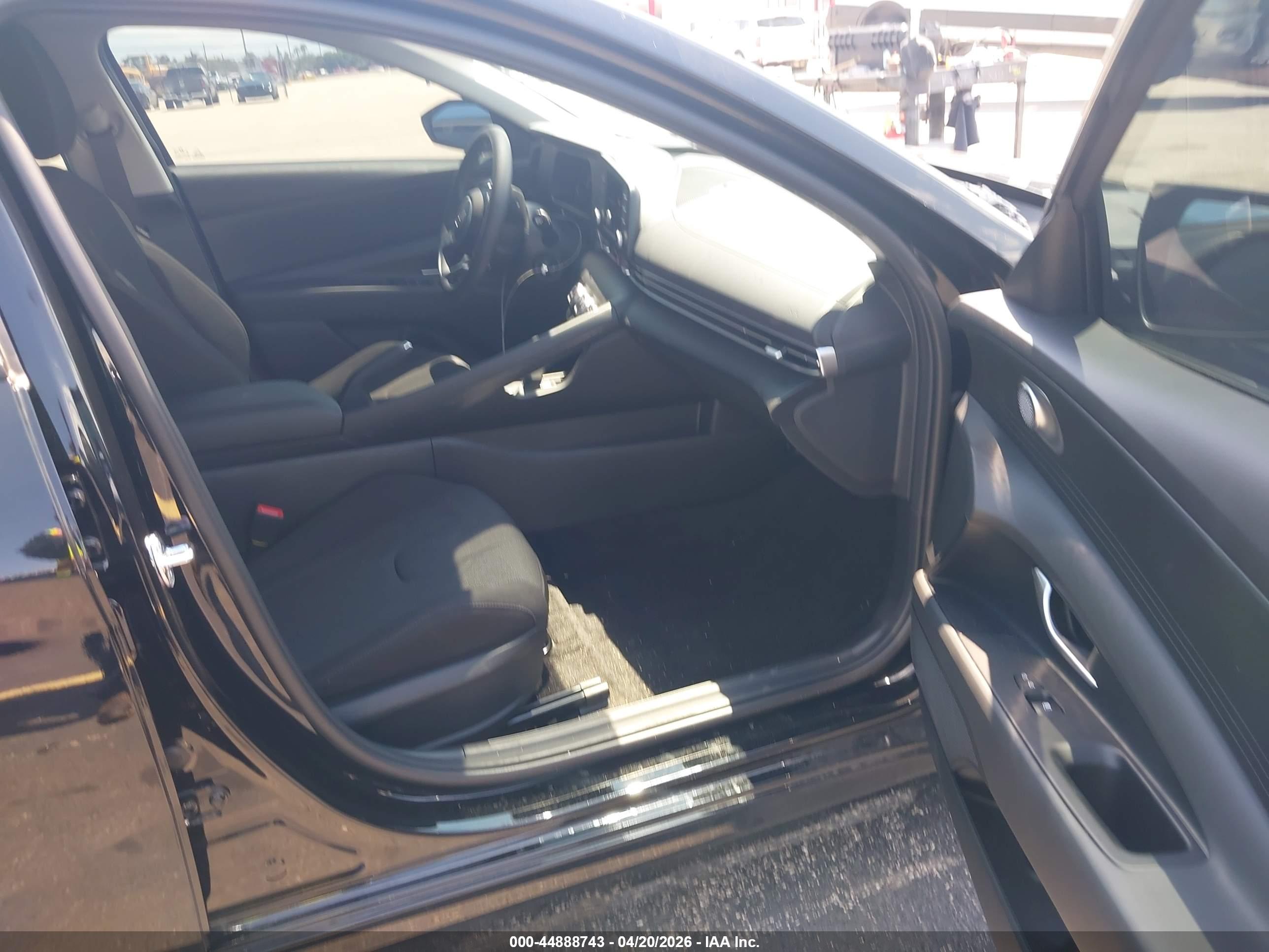 HYUNDAI ELANTRA image 5