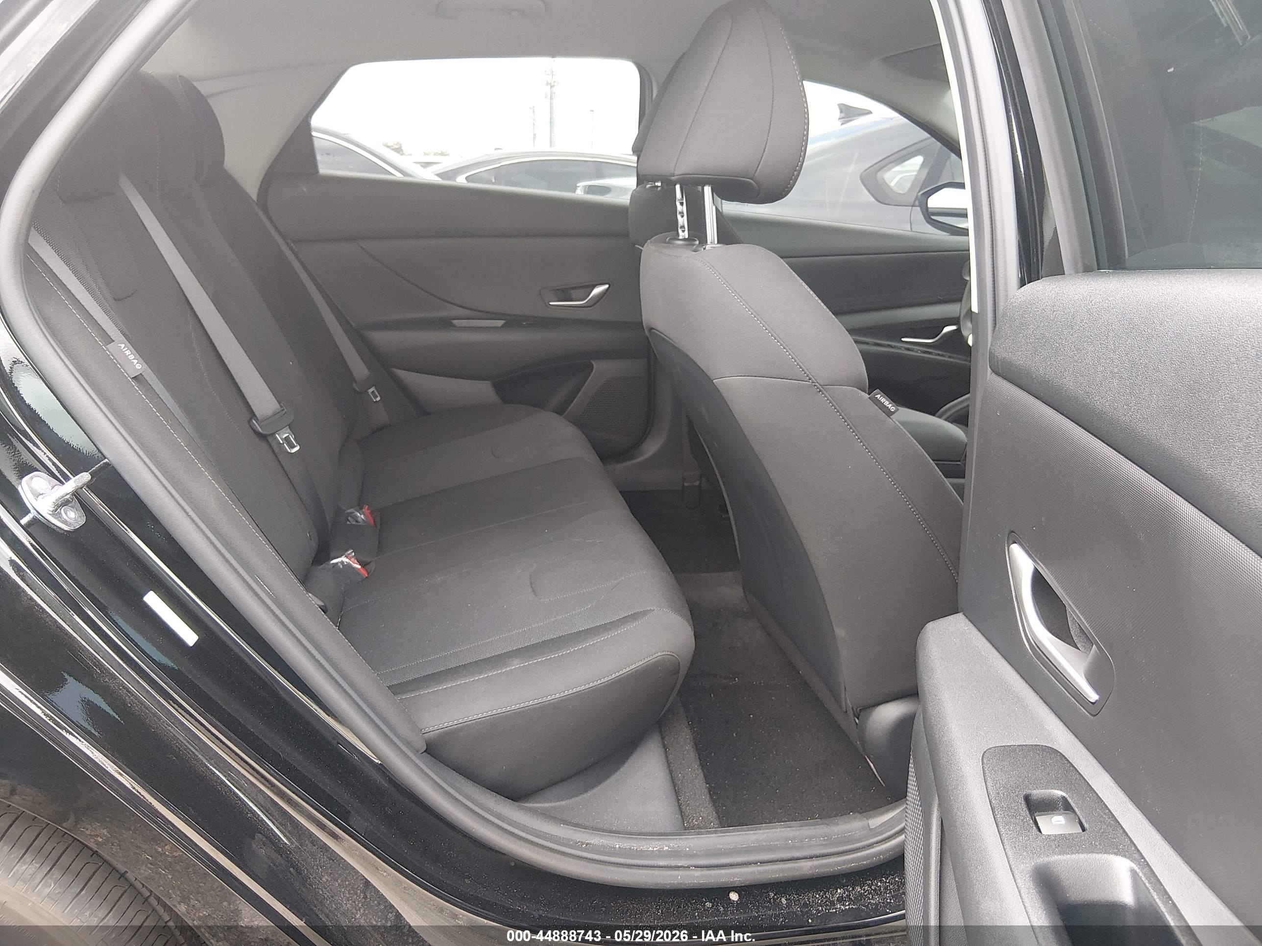 HYUNDAI ELANTRA image 8