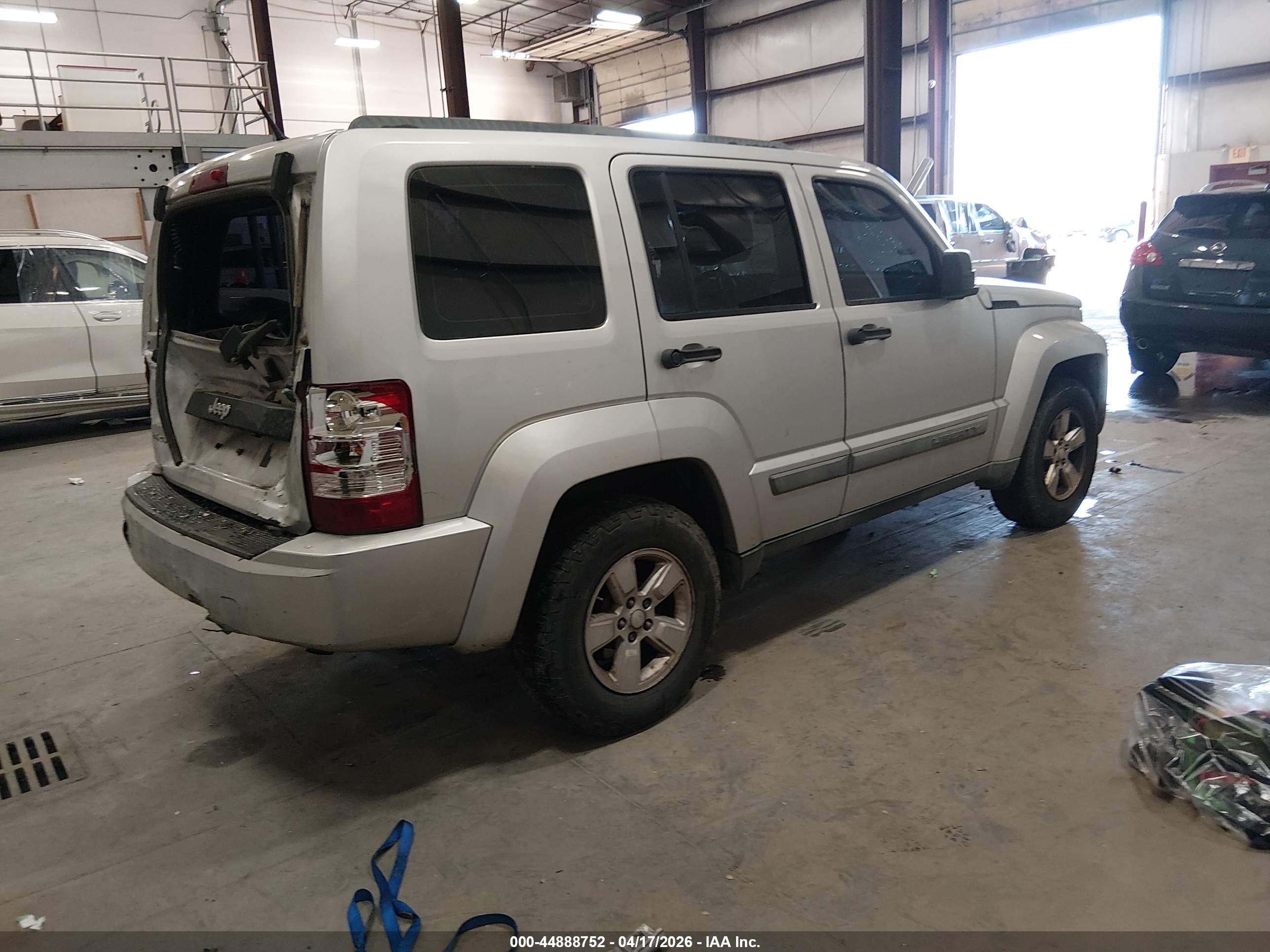 JEEP LIBERTY image 4