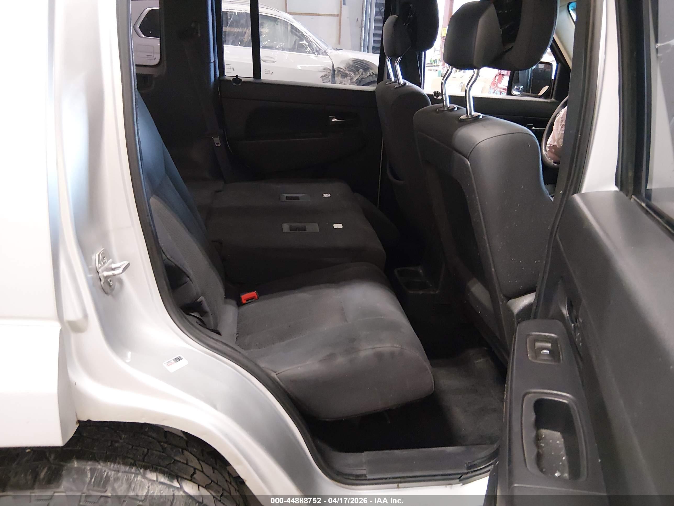 JEEP LIBERTY image 8