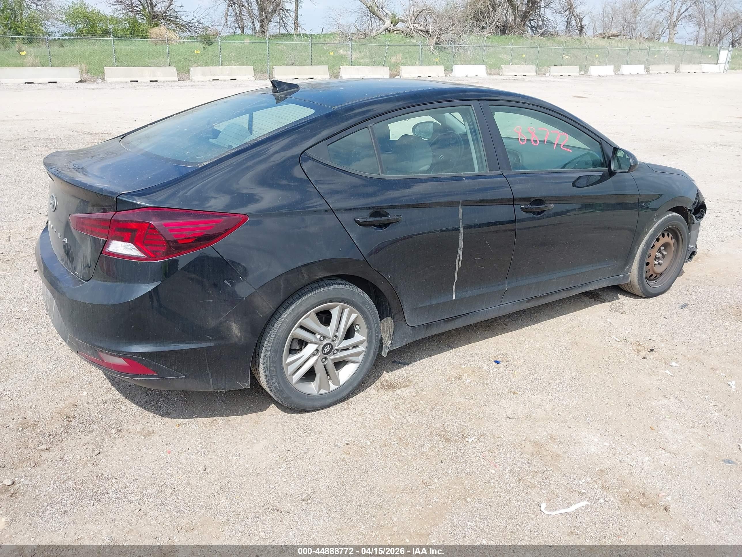 HYUNDAI ELANTRA image 4