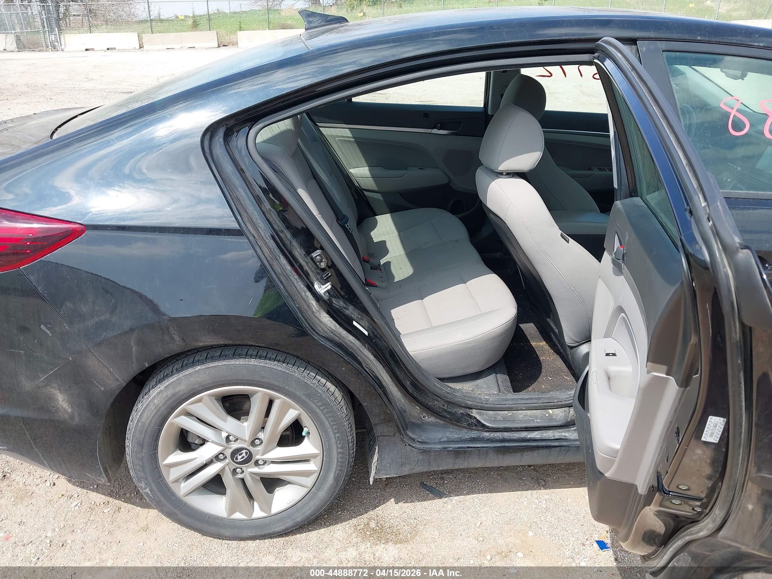 HYUNDAI ELANTRA image 8