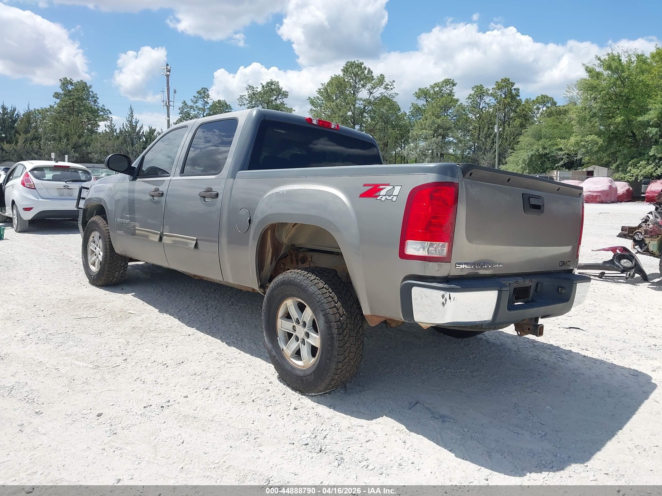 GMC SIERRA image 3