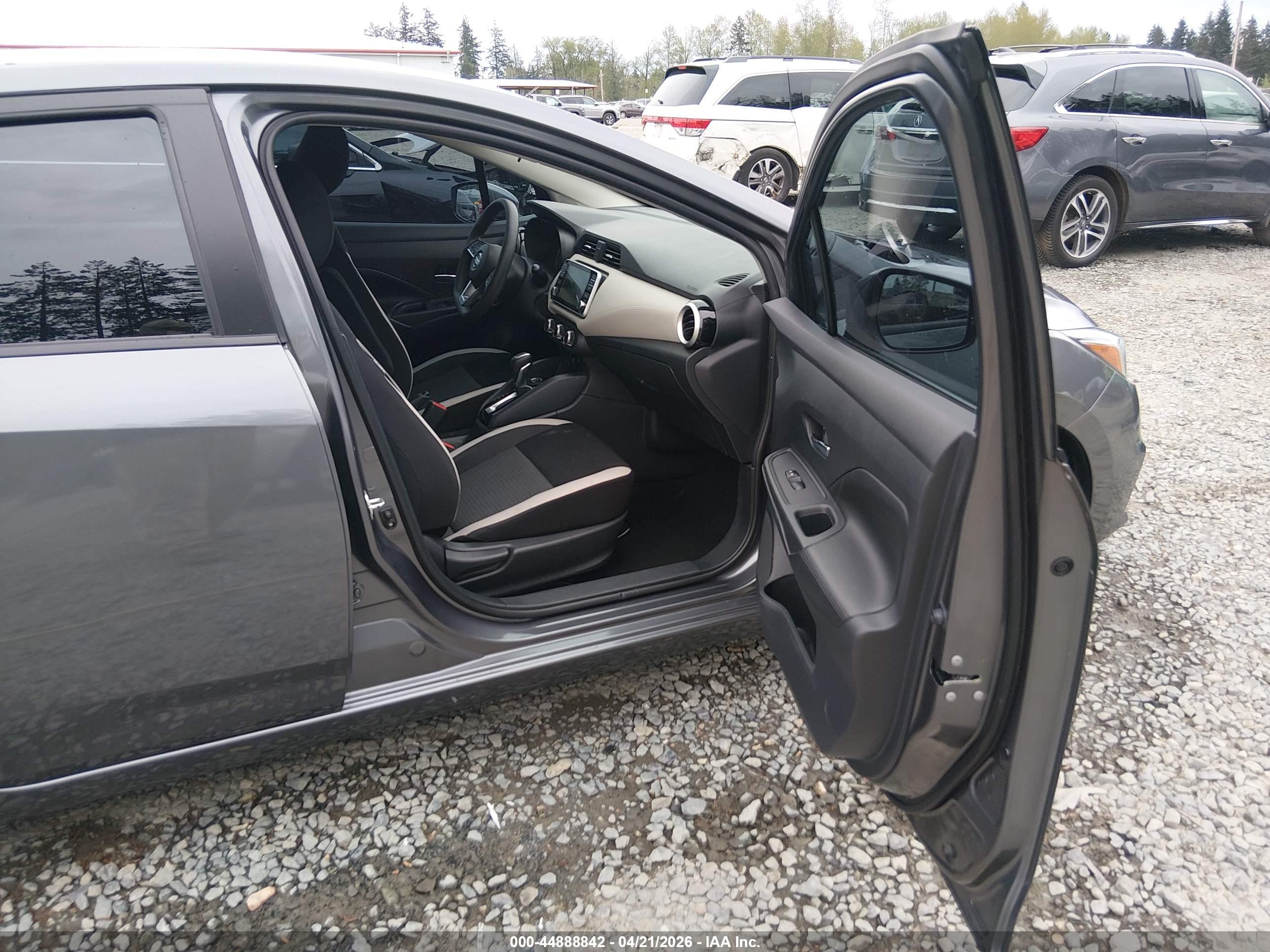 NISSAN VERSA image 5