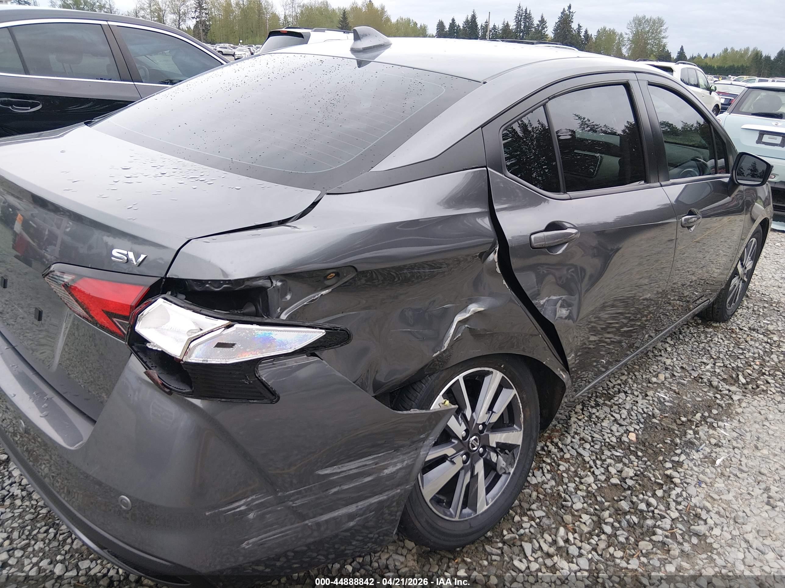 NISSAN VERSA image 6