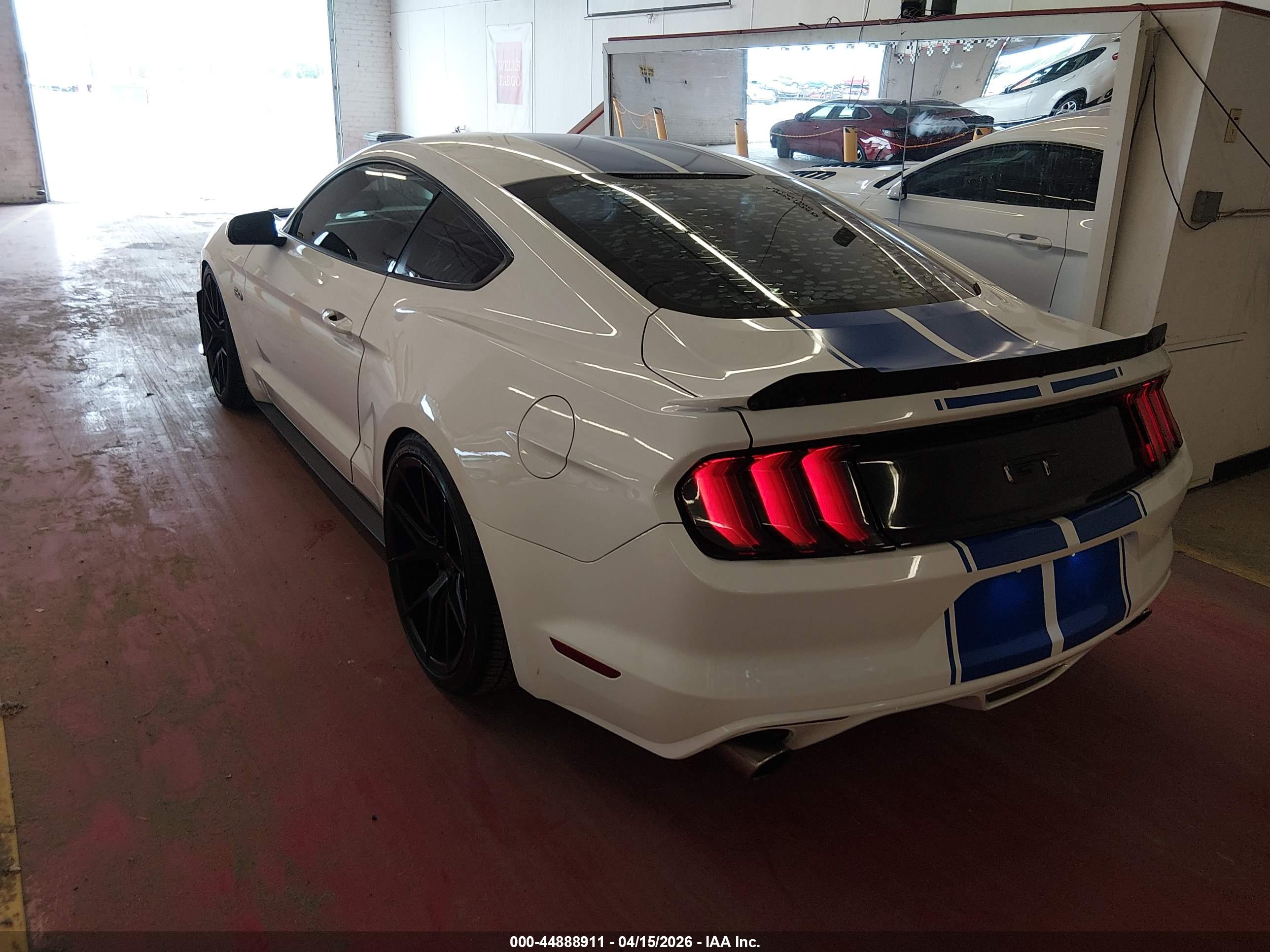 FORD MUSTANG image 3