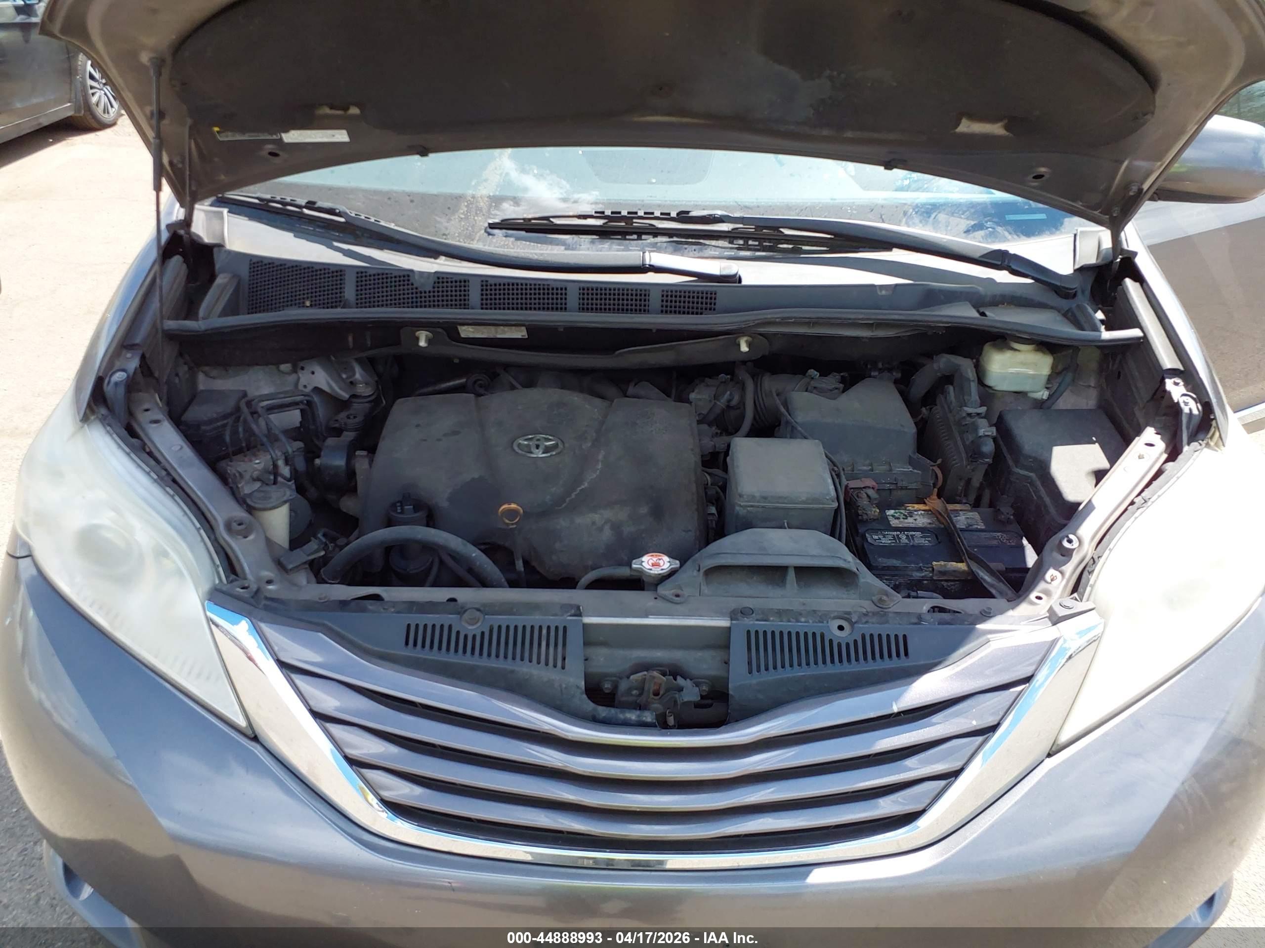 TOYOTA SIENNA image 10