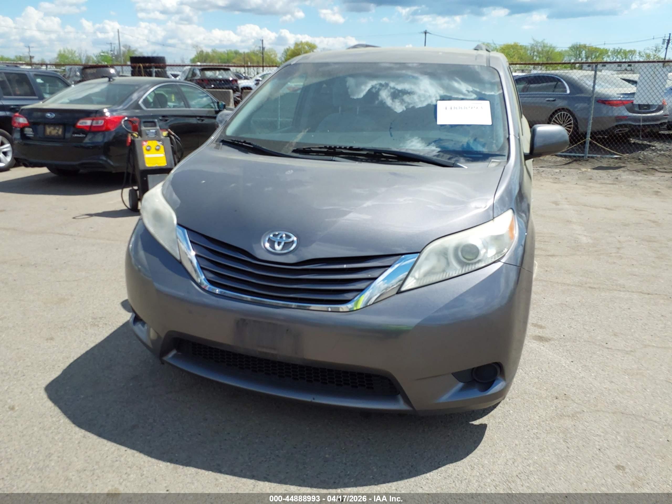 TOYOTA SIENNA image 6