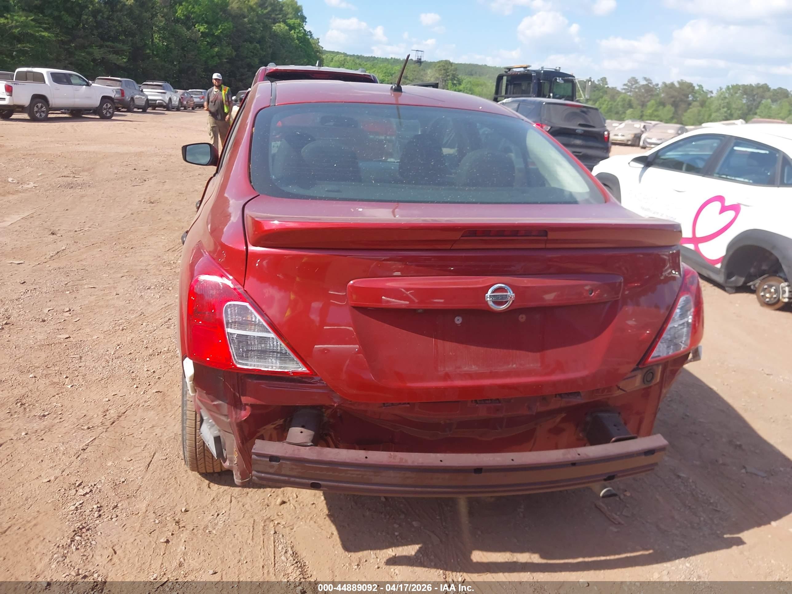 NISSAN VERSA image 6