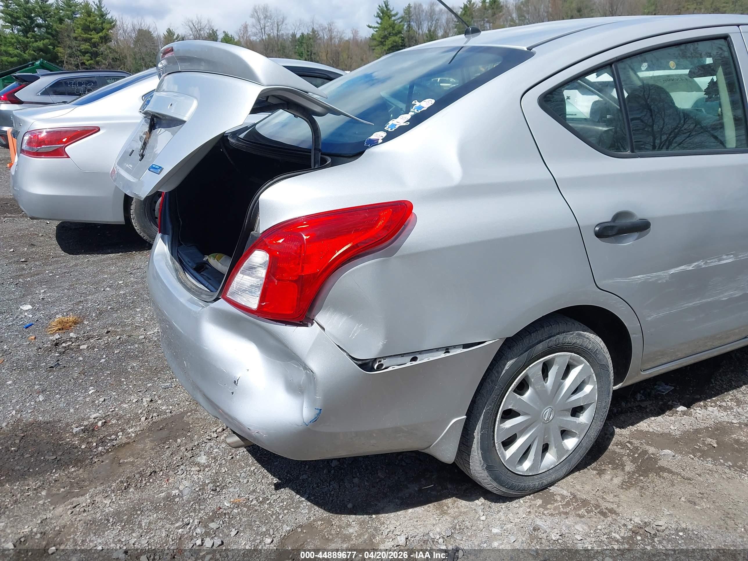 NISSAN VERSA image 6