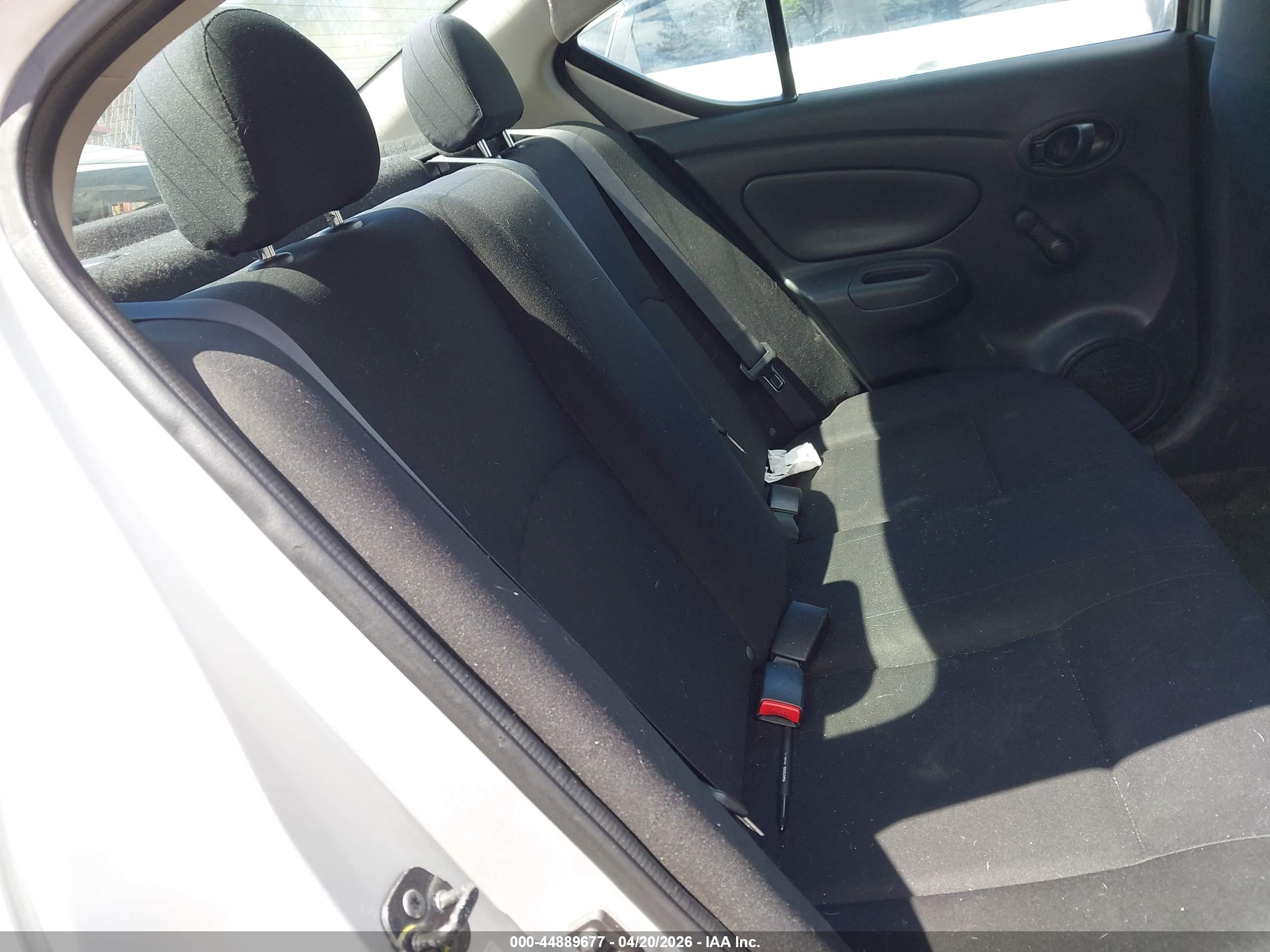 NISSAN VERSA image 8