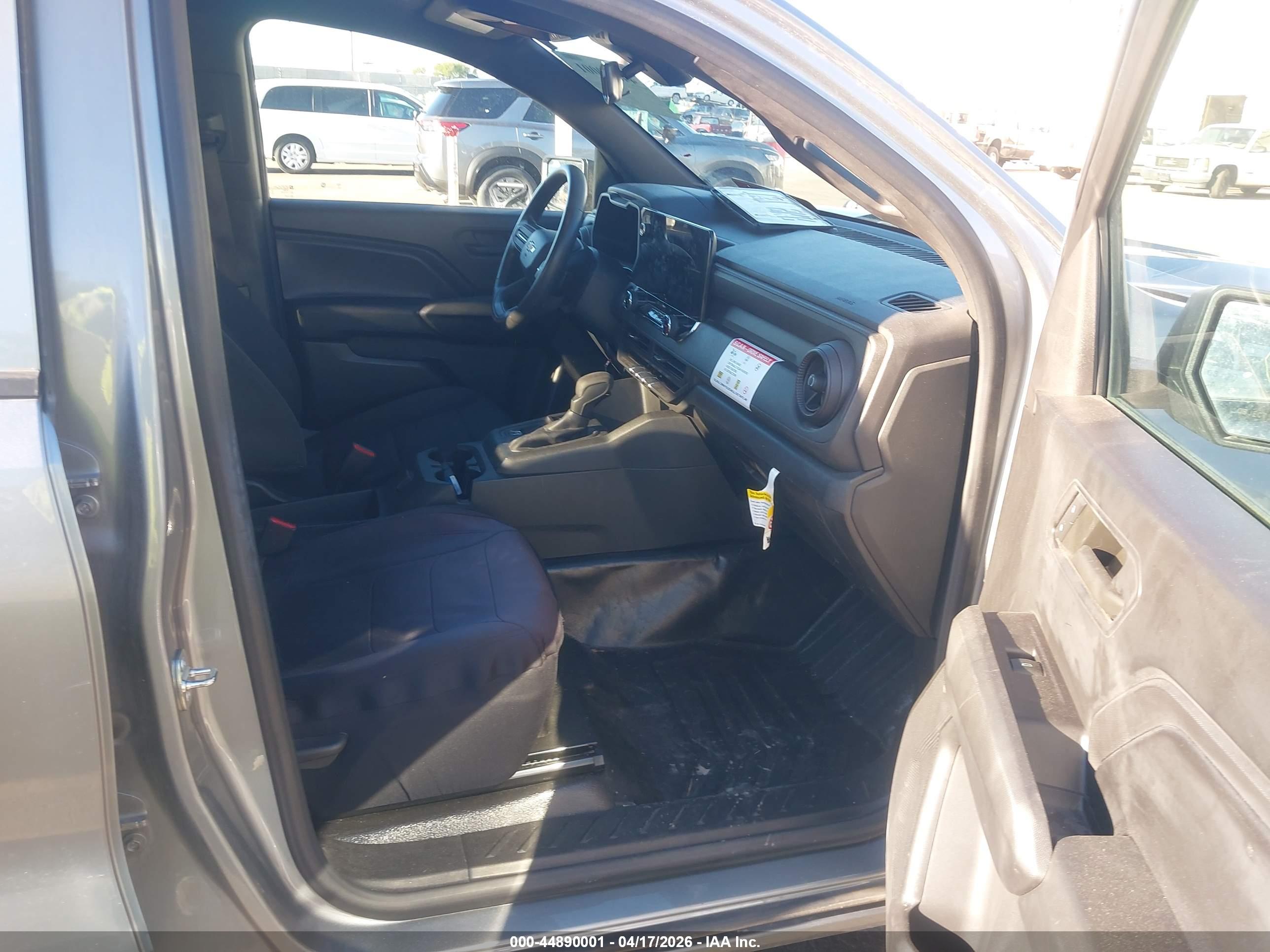 CHEVROLET COLORADO image 5